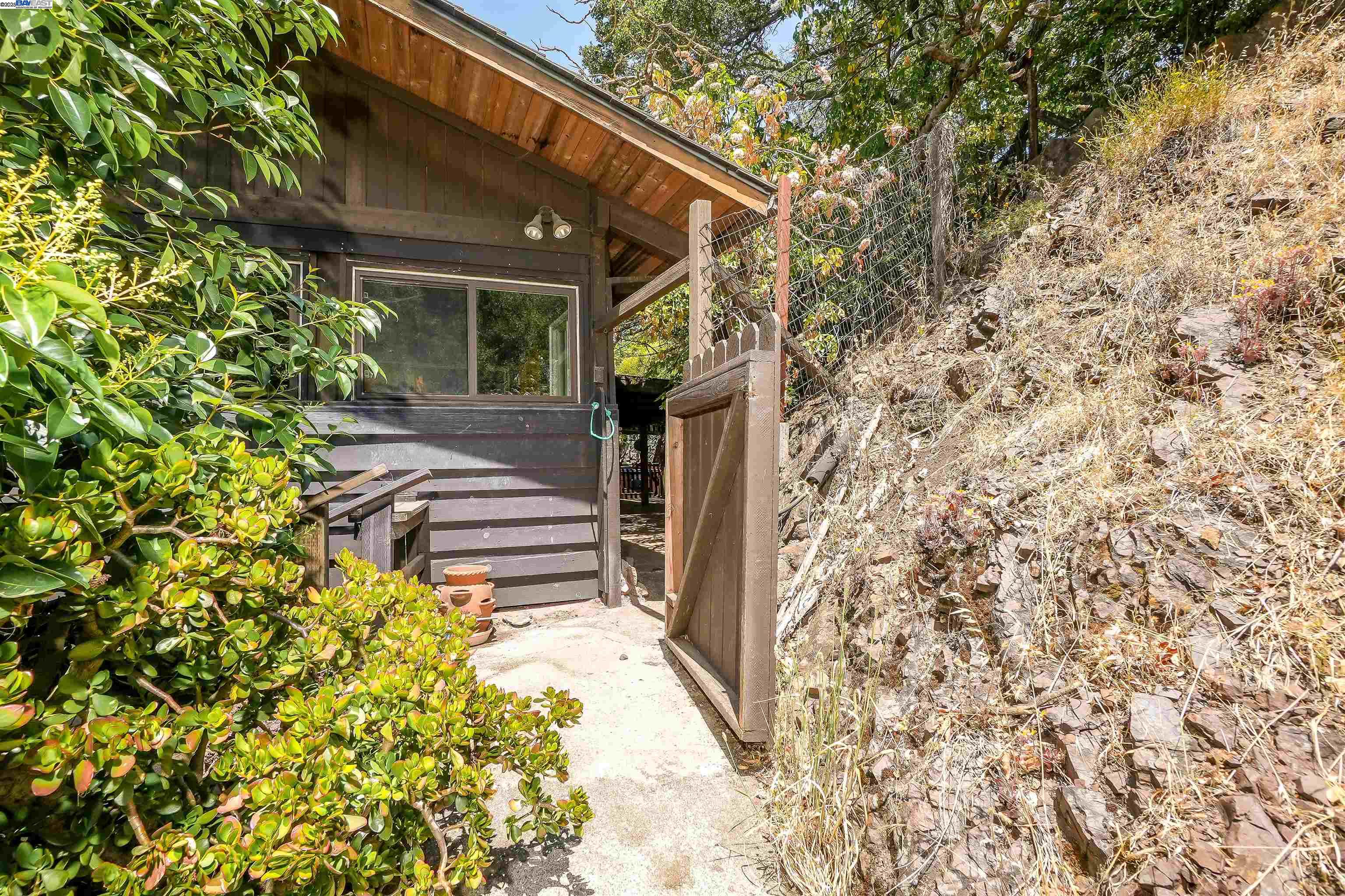 Detail Gallery Image 46 of 58 For 21 Red Rock Way, San Rafael,  CA 94903-3840 - 3 Beds | 2/1 Baths