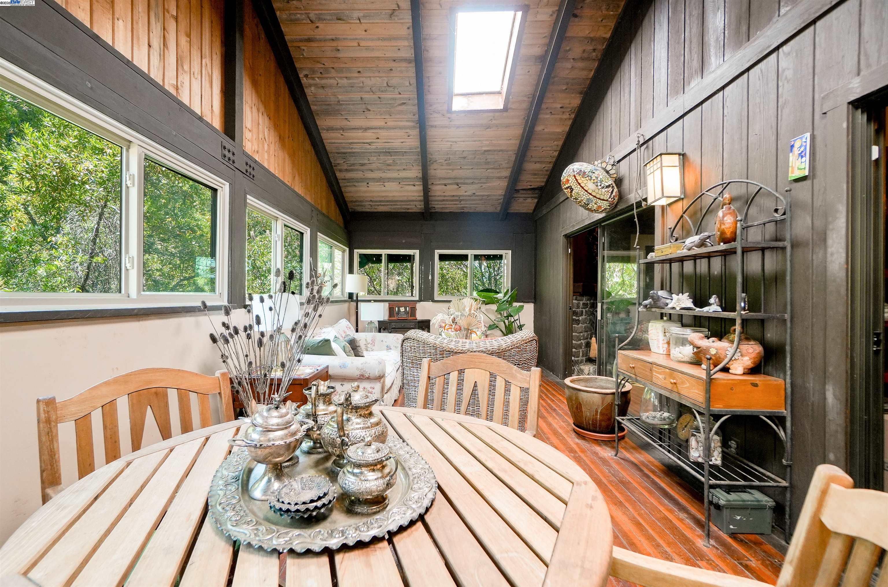 Detail Gallery Image 6 of 58 For 21 Red Rock Way, San Rafael,  CA 94903-3840 - 3 Beds | 2/1 Baths