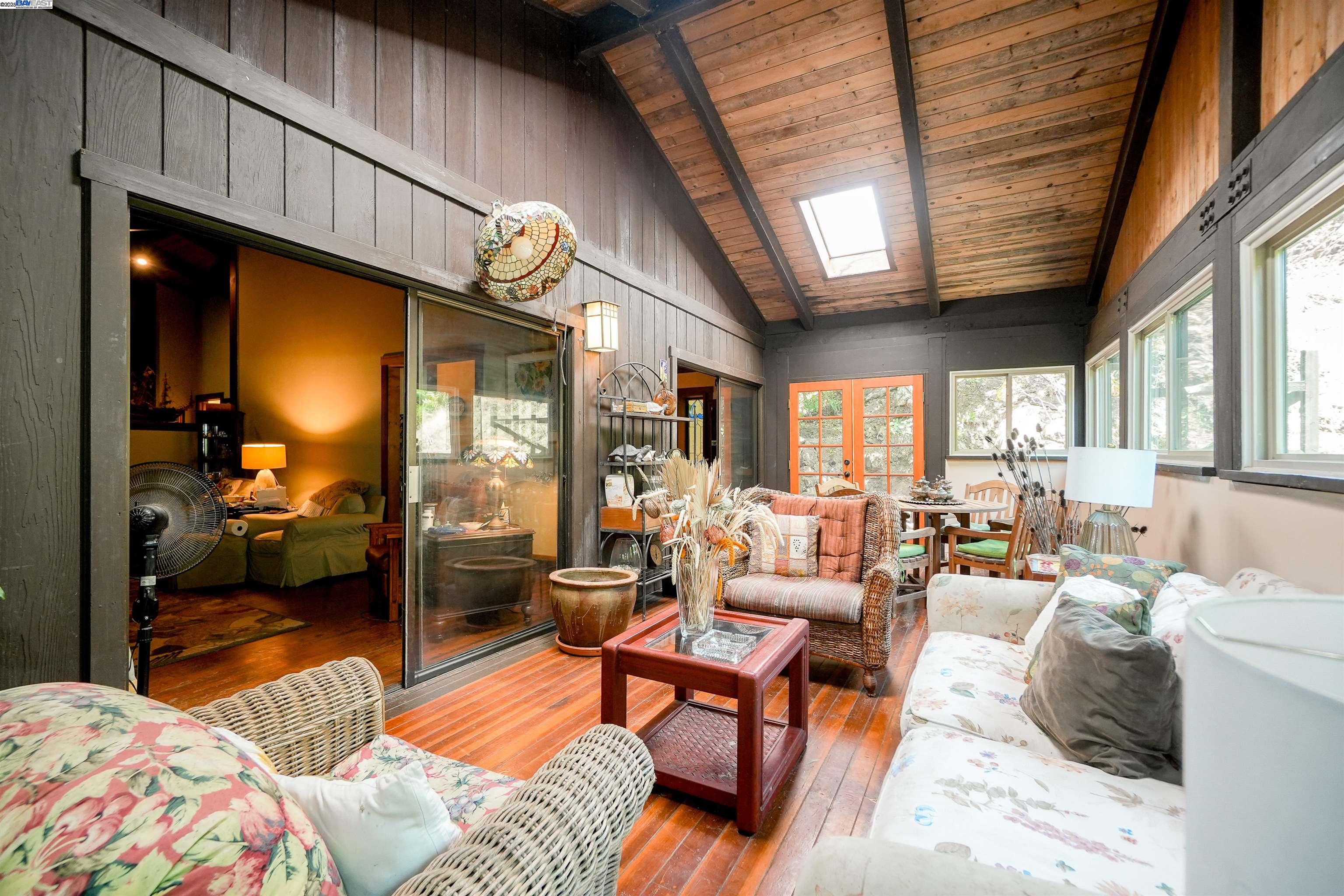 Detail Gallery Image 7 of 58 For 21 Red Rock Way, San Rafael,  CA 94903-3840 - 3 Beds | 2/1 Baths