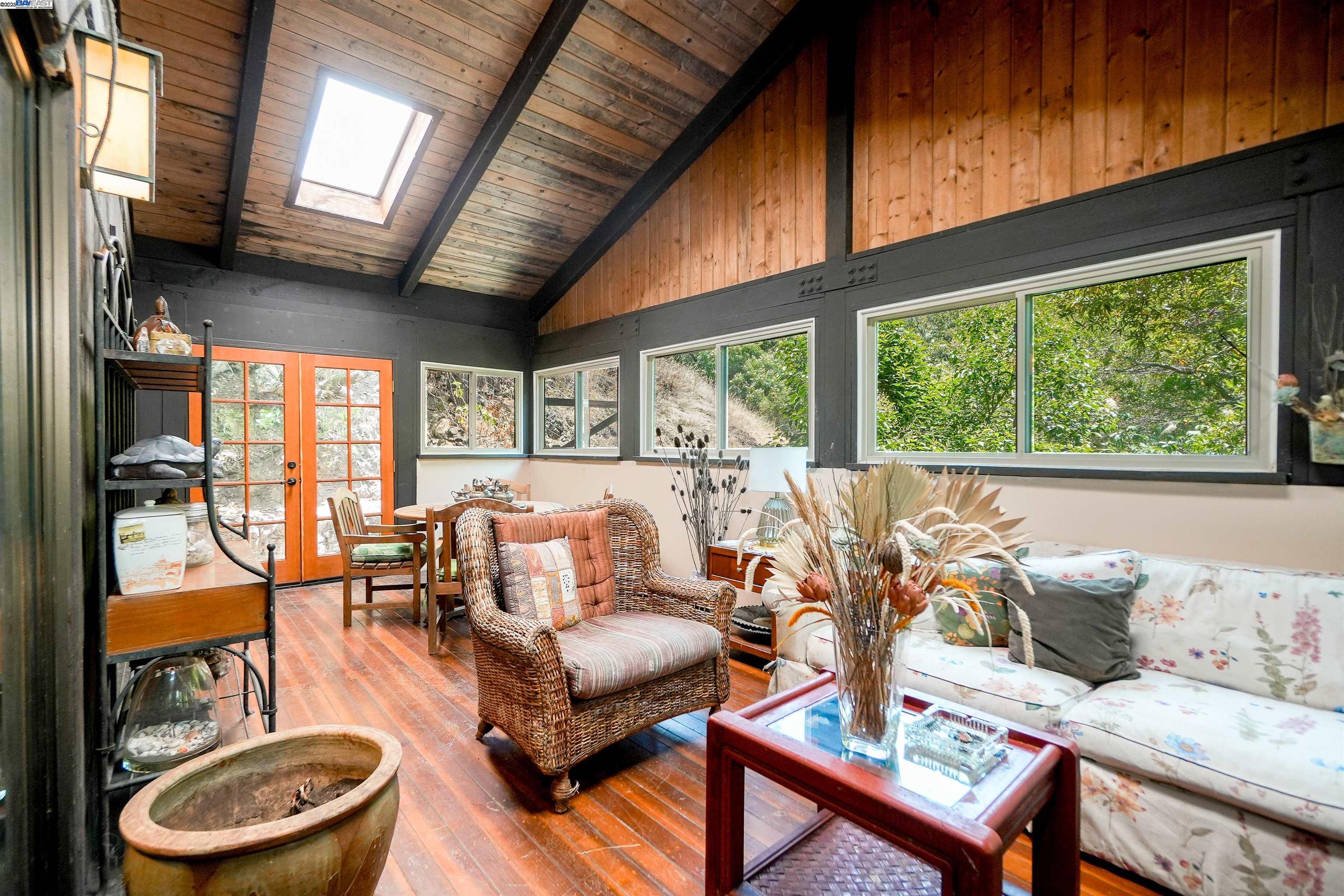 Detail Gallery Image 8 of 58 For 21 Red Rock Way, San Rafael,  CA 94903-3840 - 3 Beds | 2/1 Baths