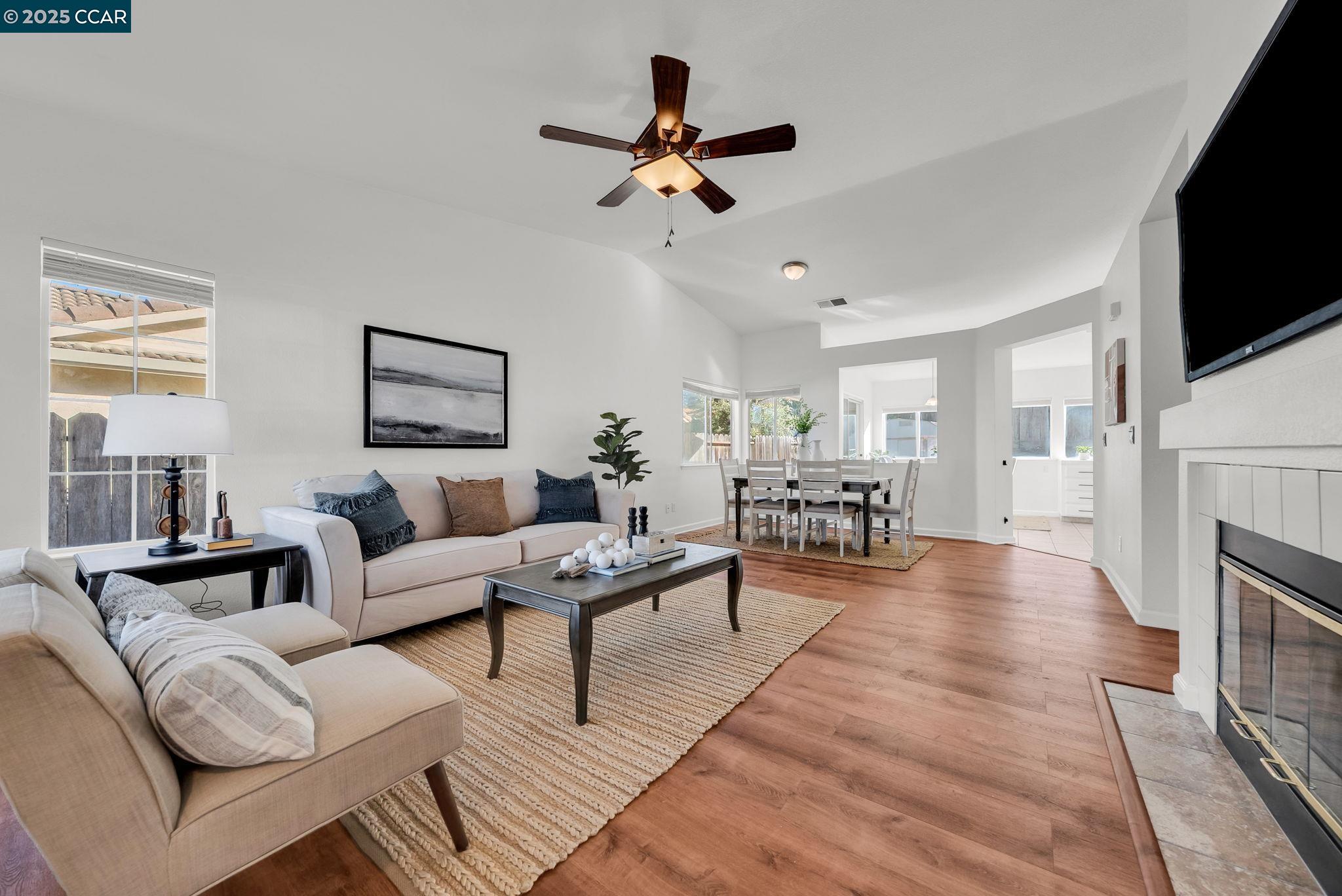 Detail Gallery Image 2 of 40 For 1971 Glarner St, Hollister,  CA 95023 - 3 Beds | 2 Baths