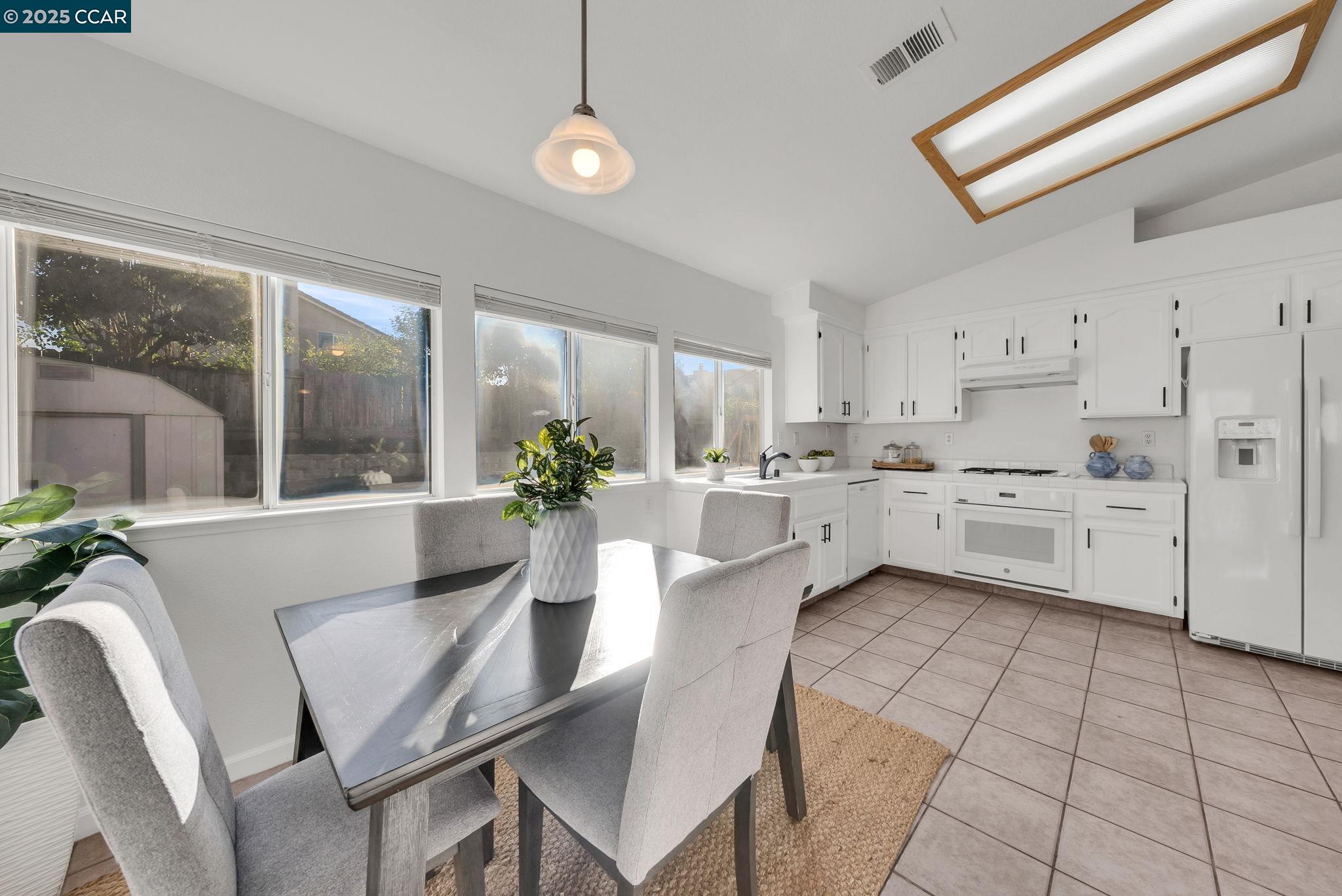 Detail Gallery Image 17 of 40 For 1971 Glarner St, Hollister,  CA 95023 - 3 Beds | 2 Baths