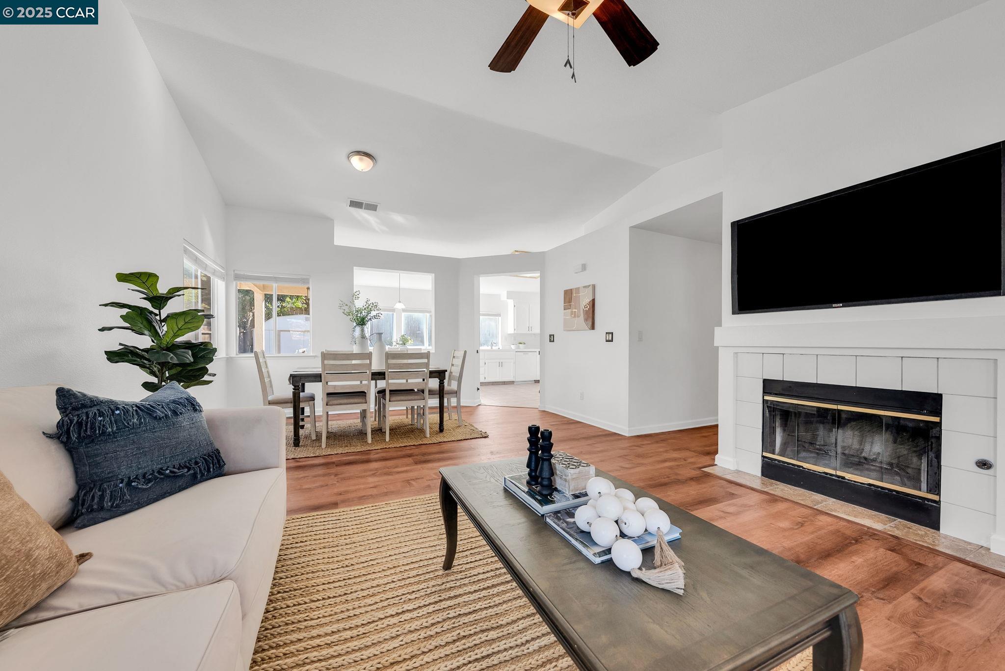 Detail Gallery Image 5 of 40 For 1971 Glarner St, Hollister,  CA 95023 - 3 Beds | 2 Baths