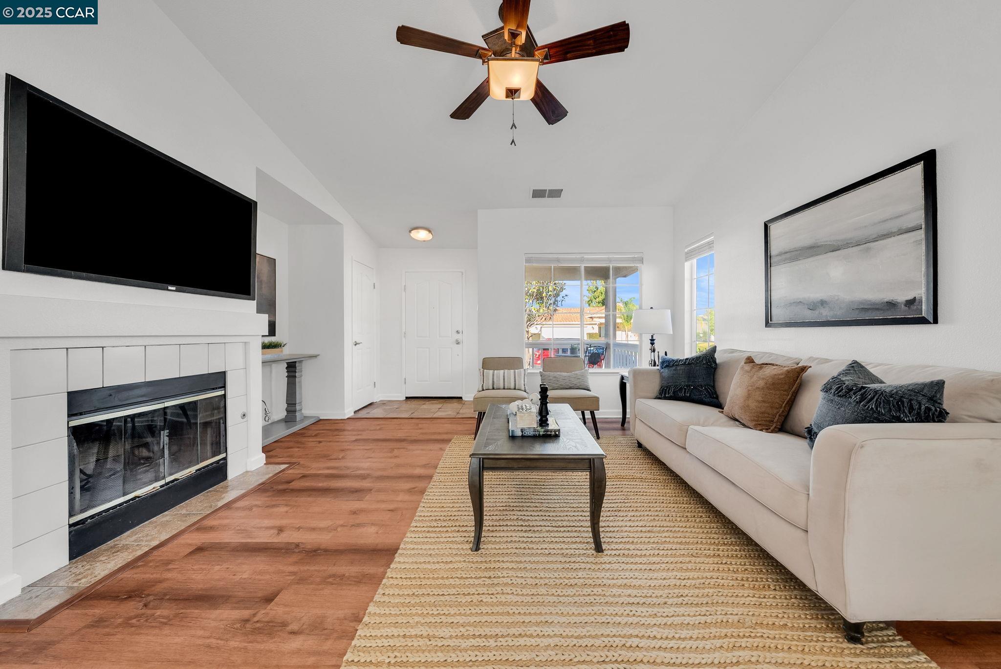 Detail Gallery Image 6 of 40 For 1971 Glarner St, Hollister,  CA 95023 - 3 Beds | 2 Baths