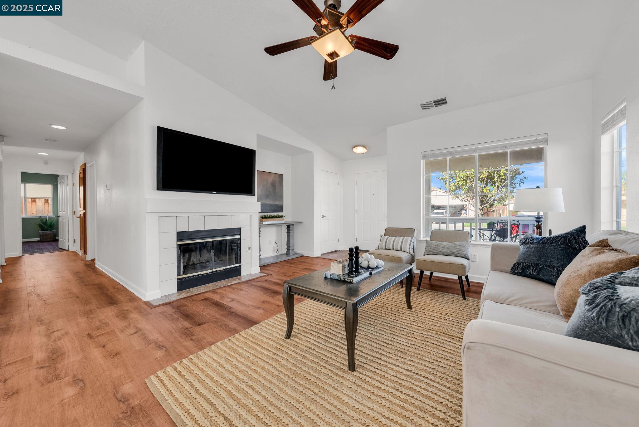 Detail Gallery Image 7 of 40 For 1971 Glarner St, Hollister,  CA 95023 - 3 Beds | 2 Baths