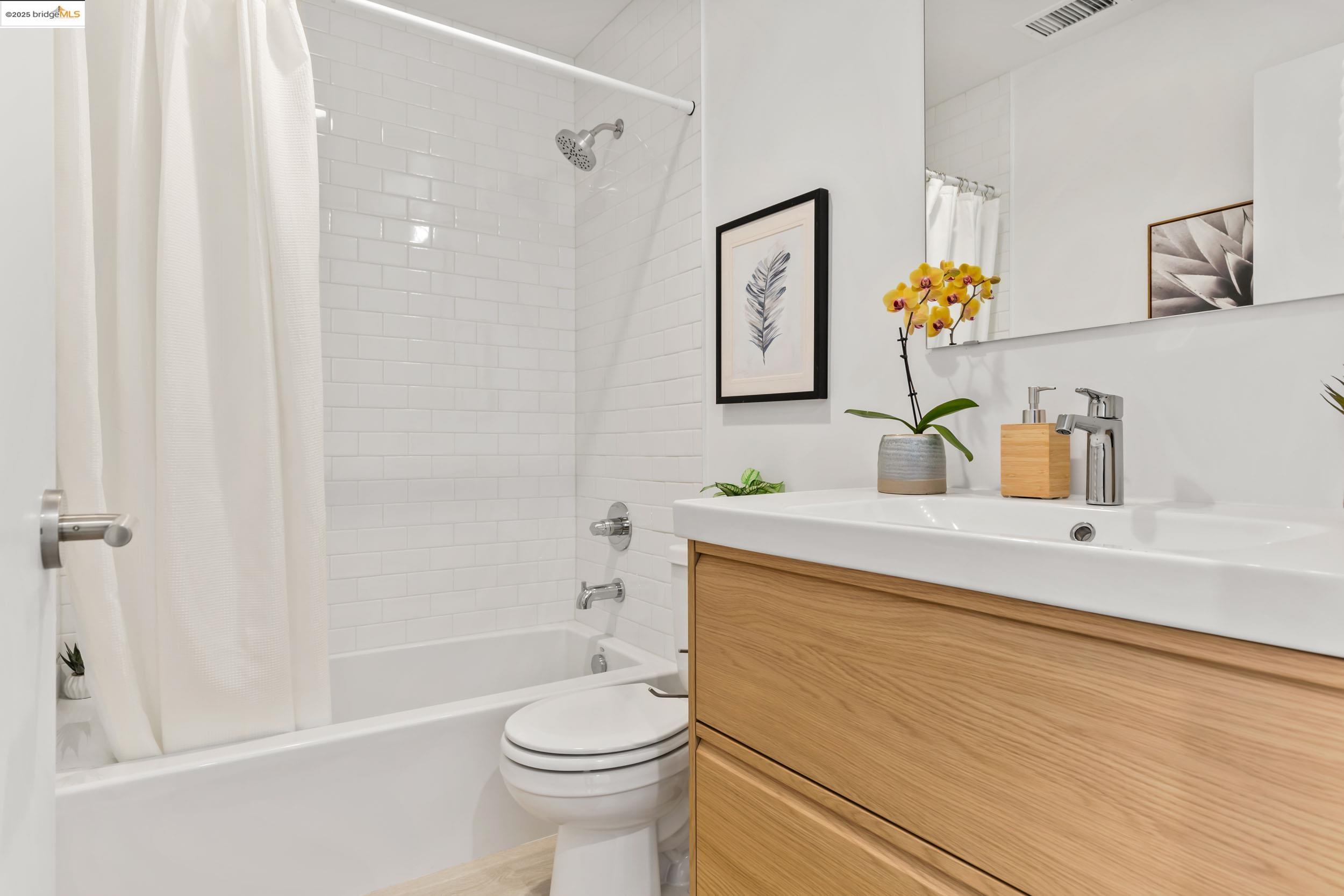 Detail Gallery Image 4 of 25 For 1235 Hampel St., Oakland,  CA 94602 - 3 Beds | 2 Baths