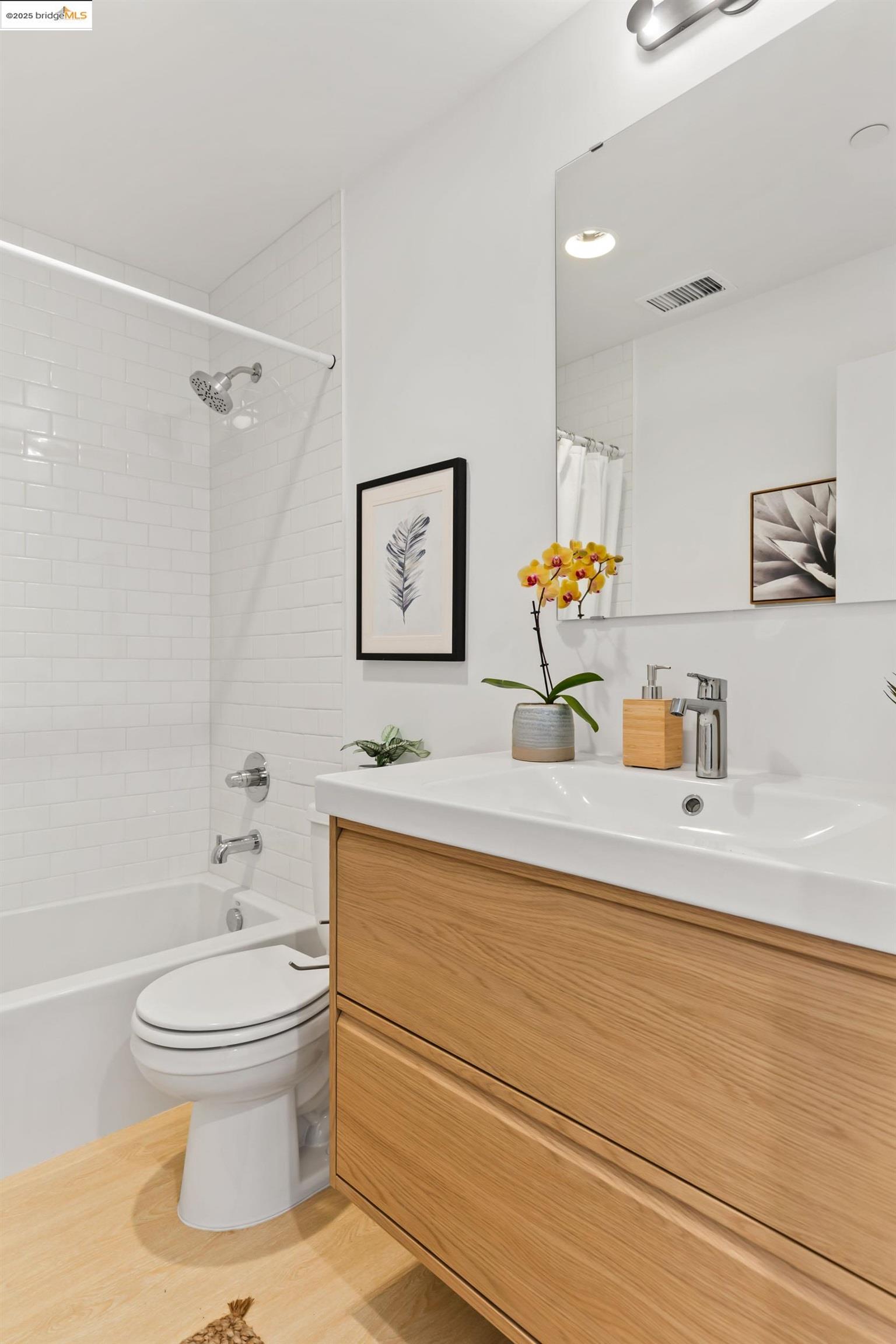 Detail Gallery Image 6 of 25 For 1235 Hampel St., Oakland,  CA 94602 - 3 Beds | 2 Baths