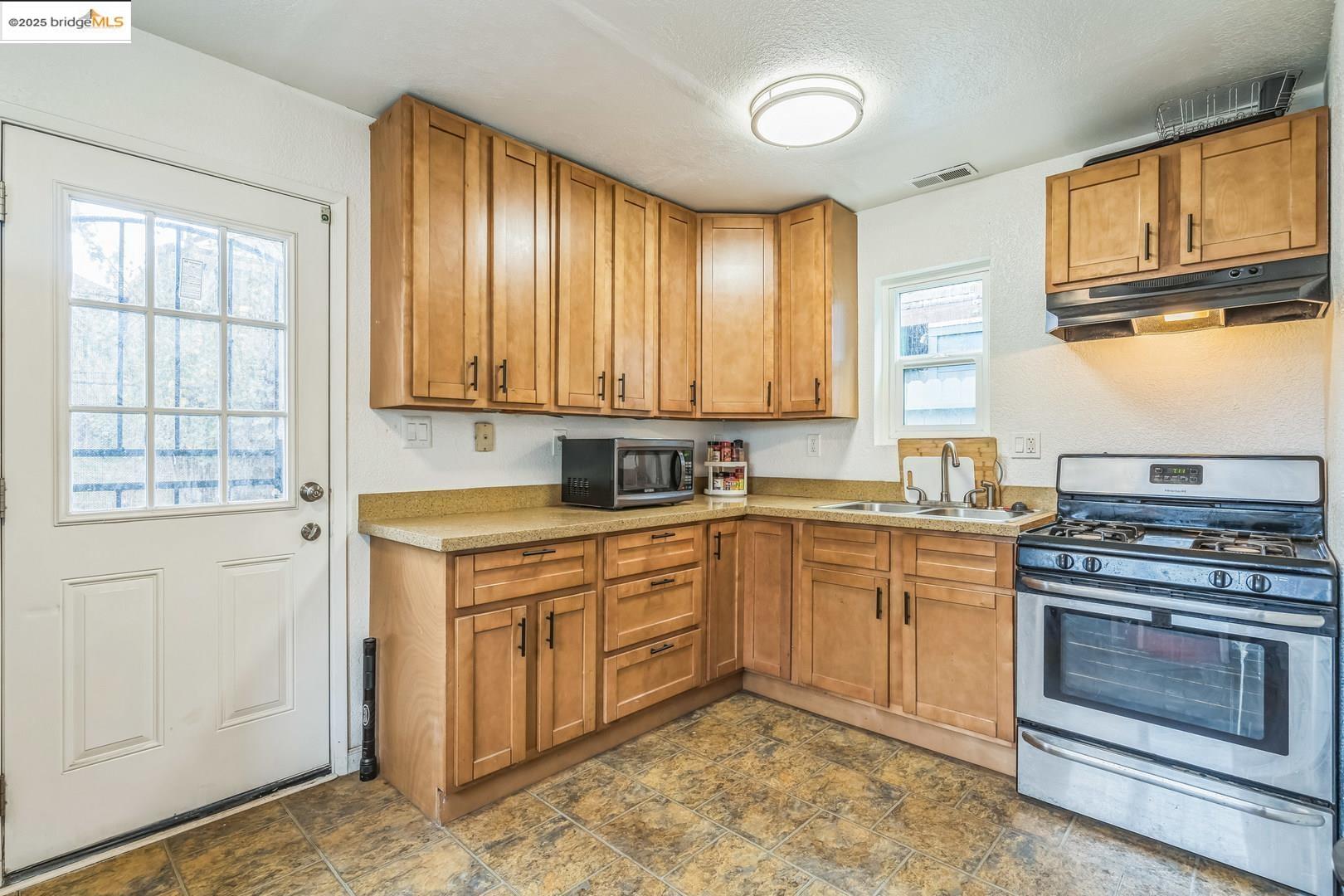 Detail Gallery Image 13 of 32 For 874 Pine St, Oakland,  CA 94607 - 3 Beds | 2/1 Baths