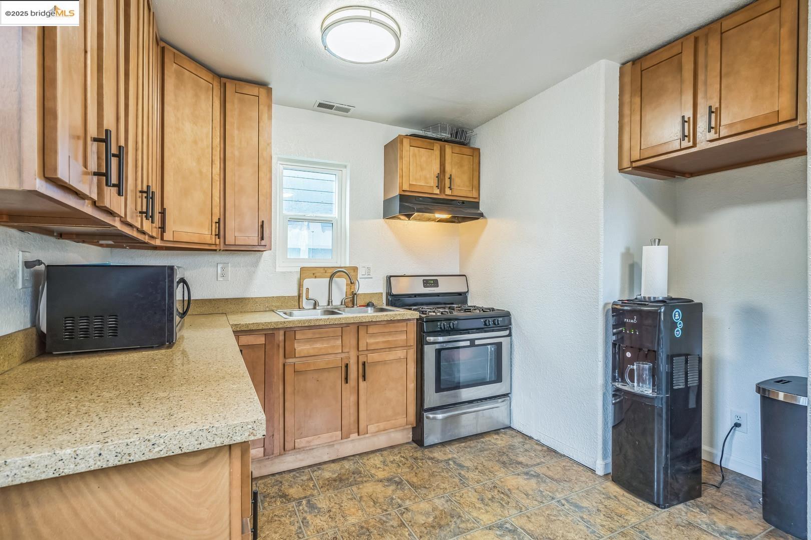 Detail Gallery Image 14 of 32 For 874 Pine St, Oakland,  CA 94607 - 3 Beds | 2/1 Baths