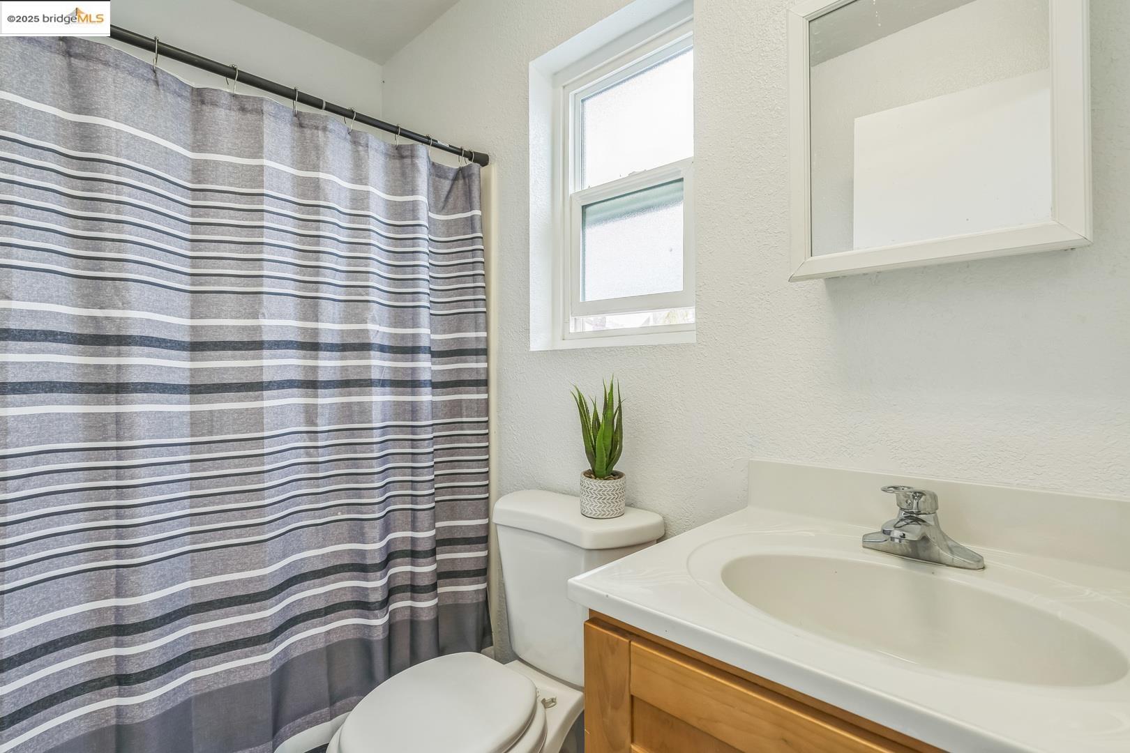 Detail Gallery Image 26 of 32 For 874 Pine St, Oakland,  CA 94607 - 3 Beds | 2/1 Baths