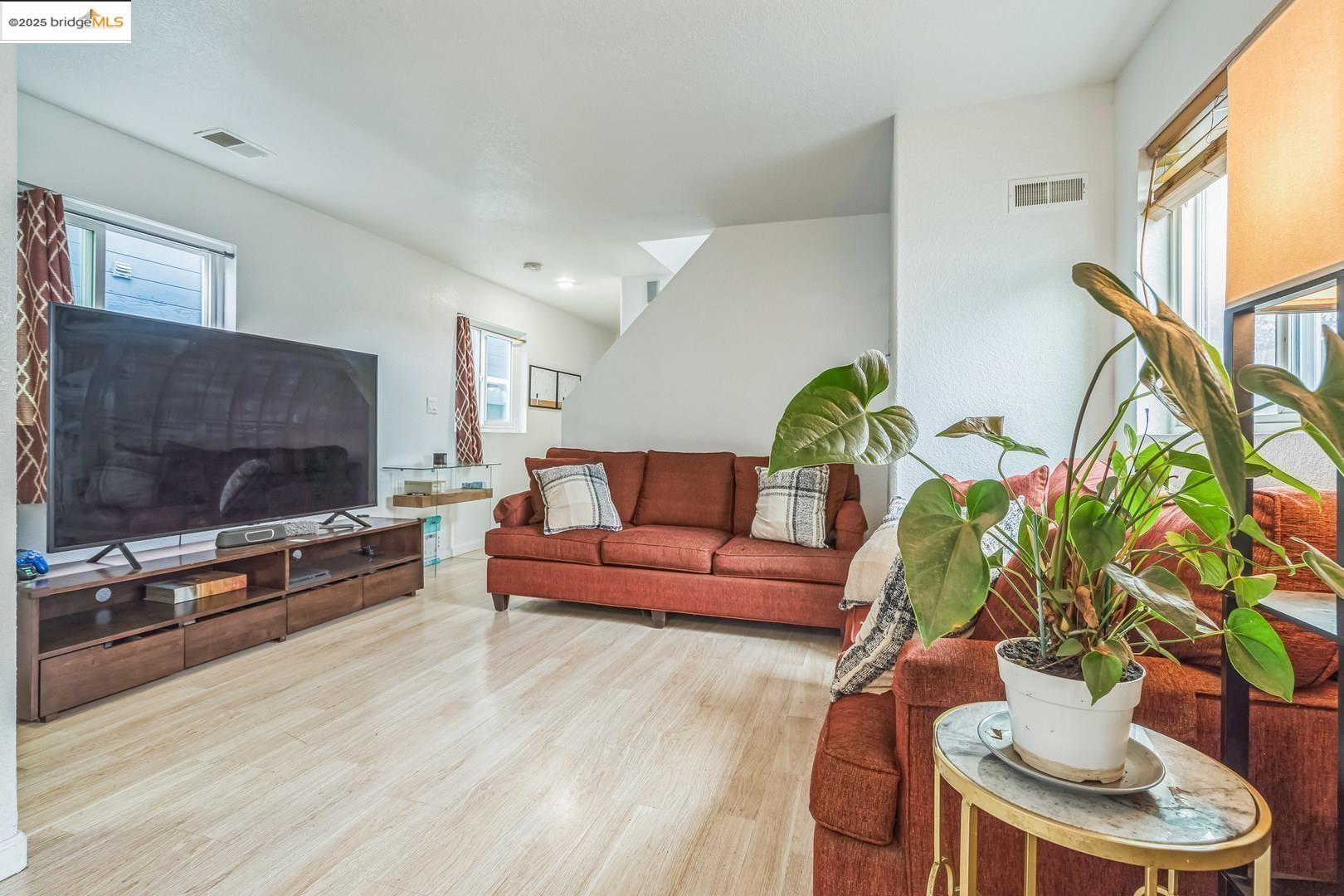 Detail Gallery Image 5 of 32 For 874 Pine St, Oakland,  CA 94607 - 3 Beds | 2/1 Baths