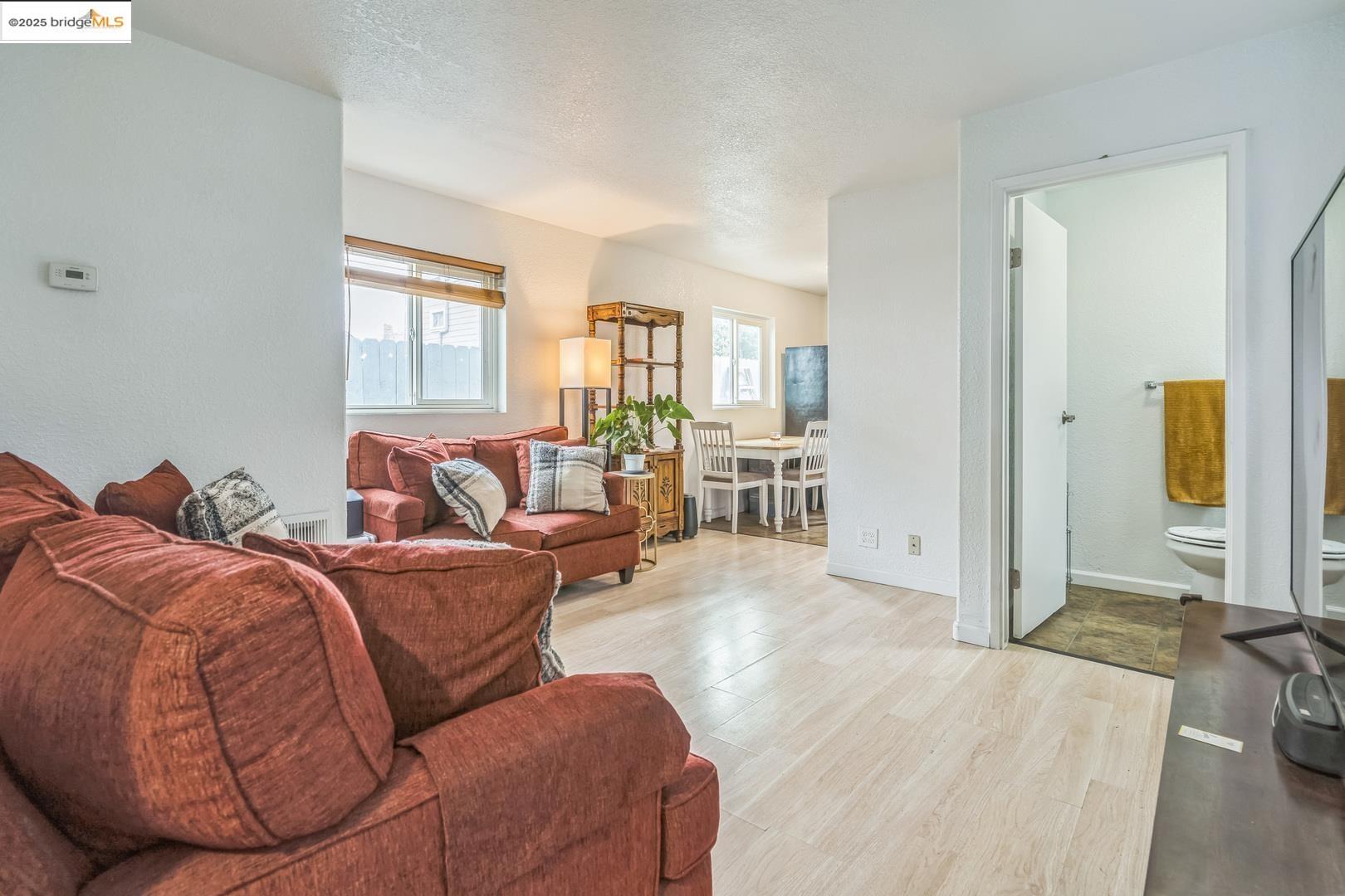 Detail Gallery Image 8 of 32 For 874 Pine St, Oakland,  CA 94607 - 3 Beds | 2/1 Baths