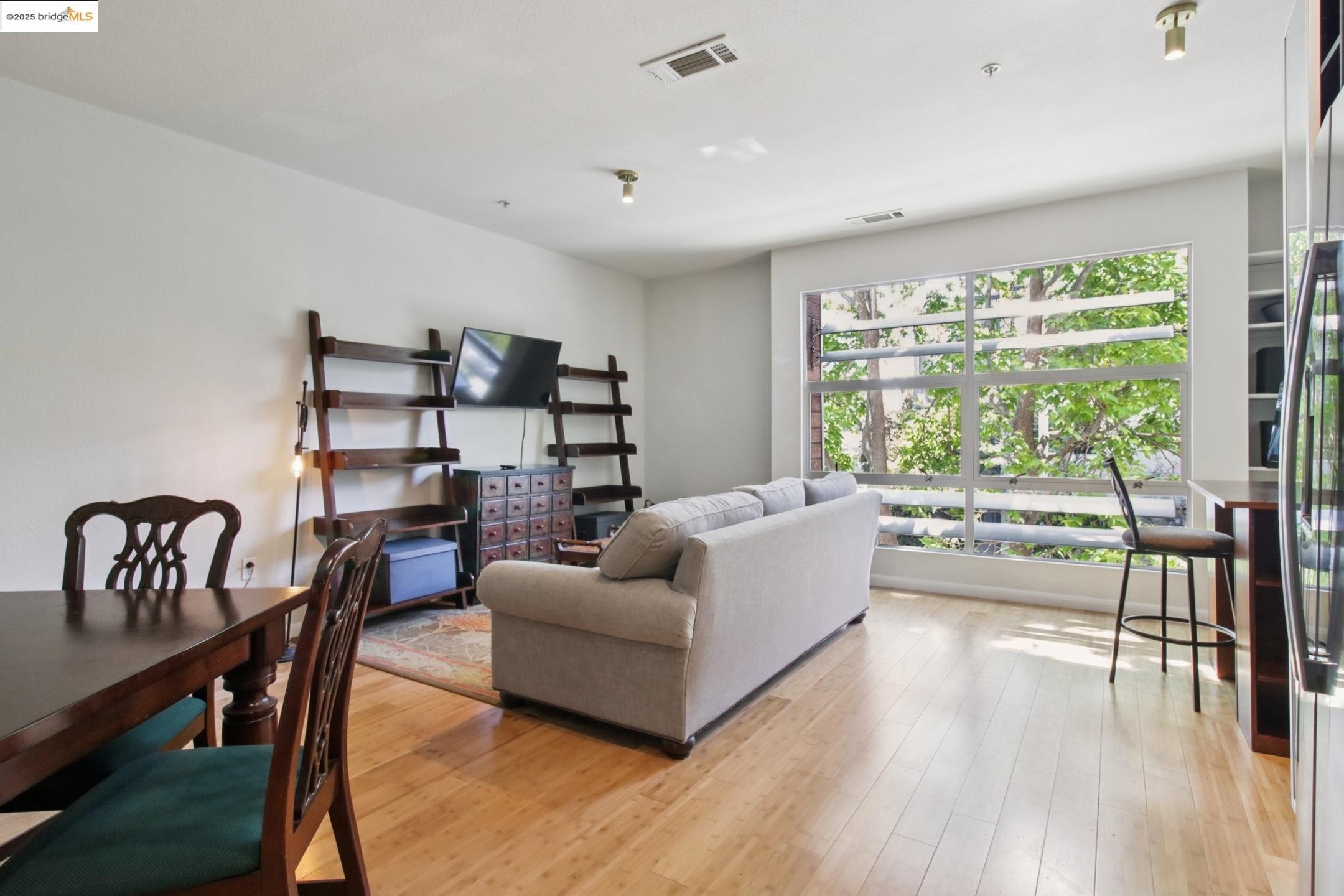 Detail Gallery Image 8 of 19 For 6466 Hollis St #242,  Emeryville,  CA 94608 - 1 Beds | 1 Baths