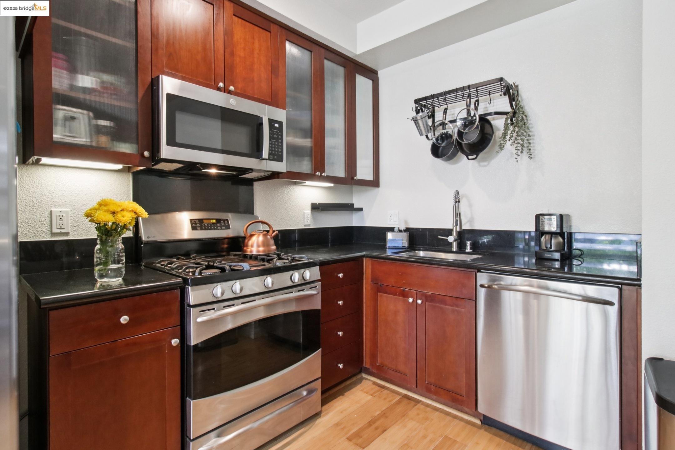 Detail Gallery Image 10 of 19 For 6466 Hollis St #242,  Emeryville,  CA 94608 - 1 Beds | 1 Baths