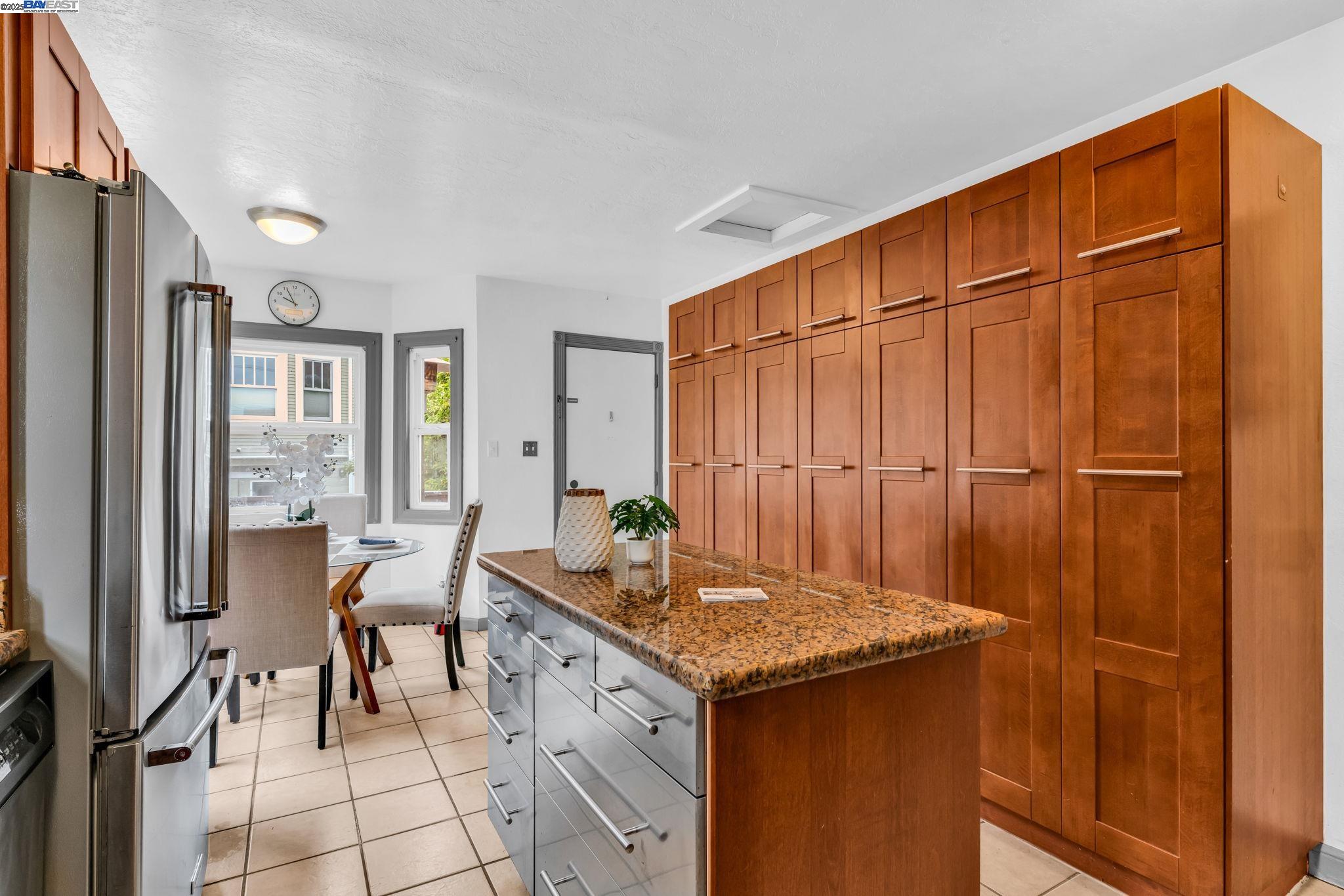 Detail Gallery Image 11 of 26 For 1128 Delaware St, Berkeley,  CA 94702-2332 - 2 Beds | 1 Baths