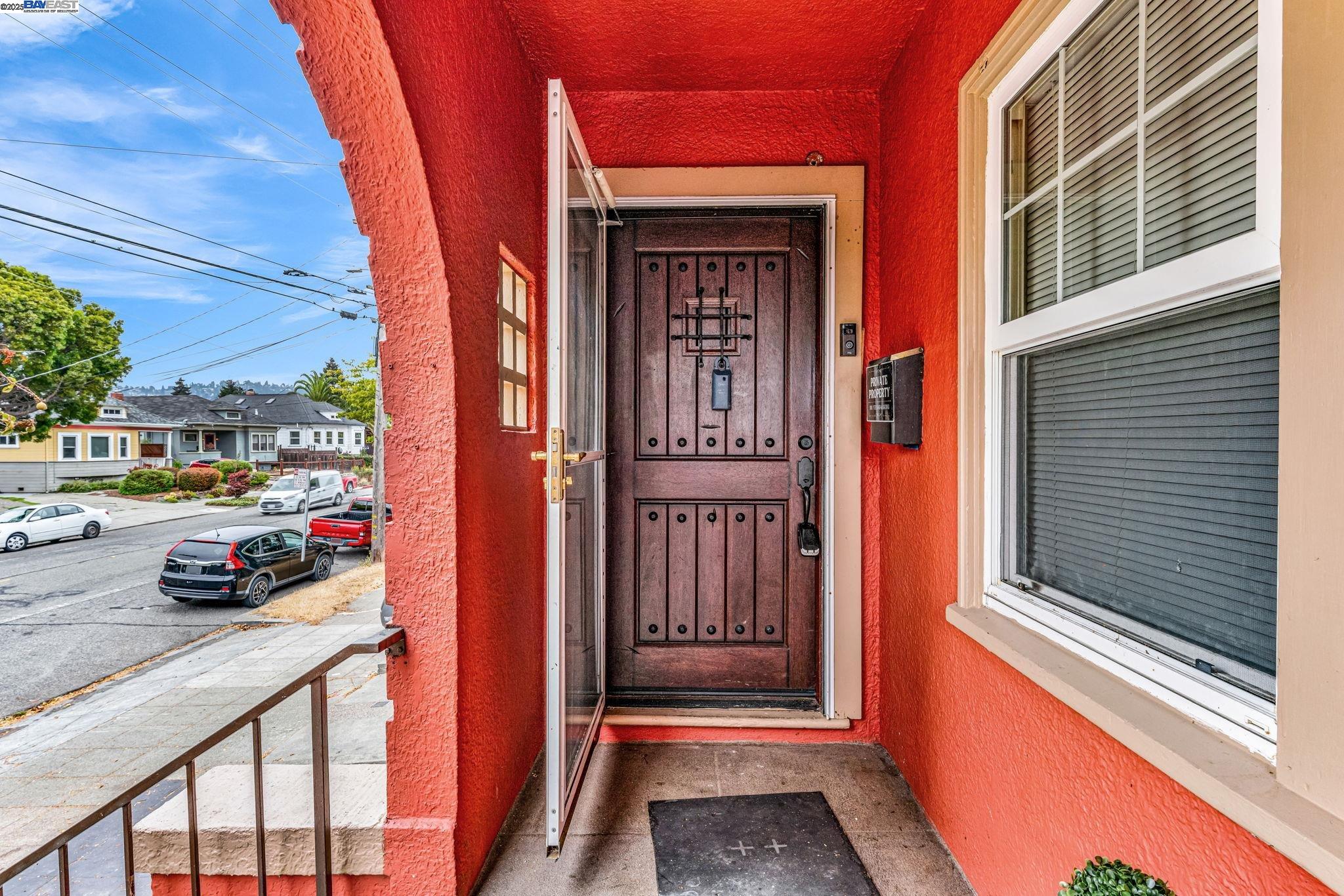 Detail Gallery Image 4 of 26 For 1128 Delaware St, Berkeley,  CA 94702-2332 - 2 Beds | 1 Baths