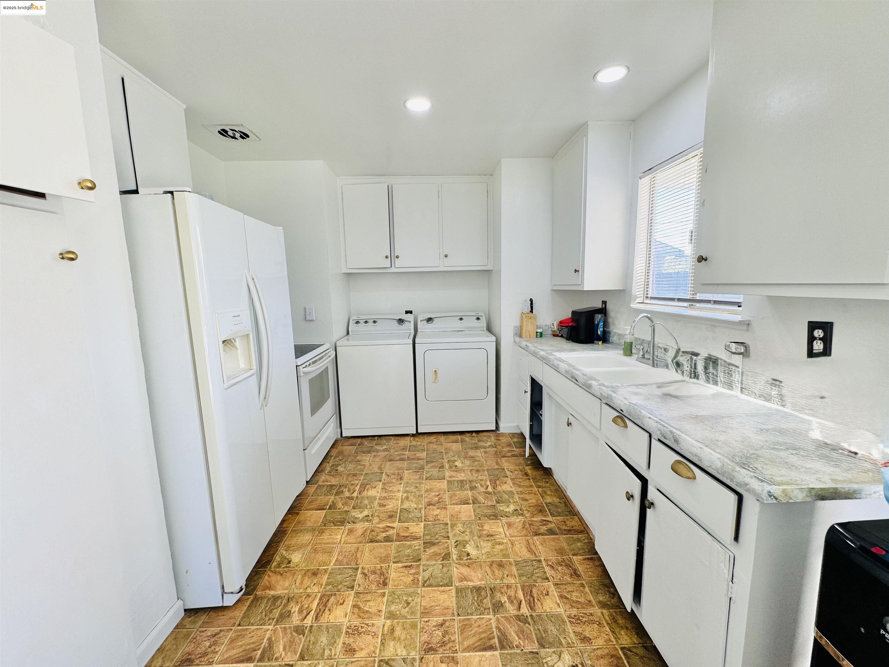 Detail Gallery Image 4 of 16 For 1208 Latimer Ave, Modesto,  CA 95351 - 3 Beds | 1 Baths