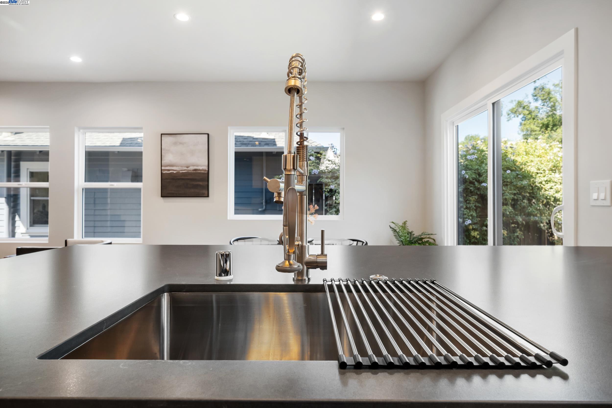 Detail Gallery Image 18 of 39 For 354 49th, Oakland,  CA 94609 - 3 Beds | 2 Baths