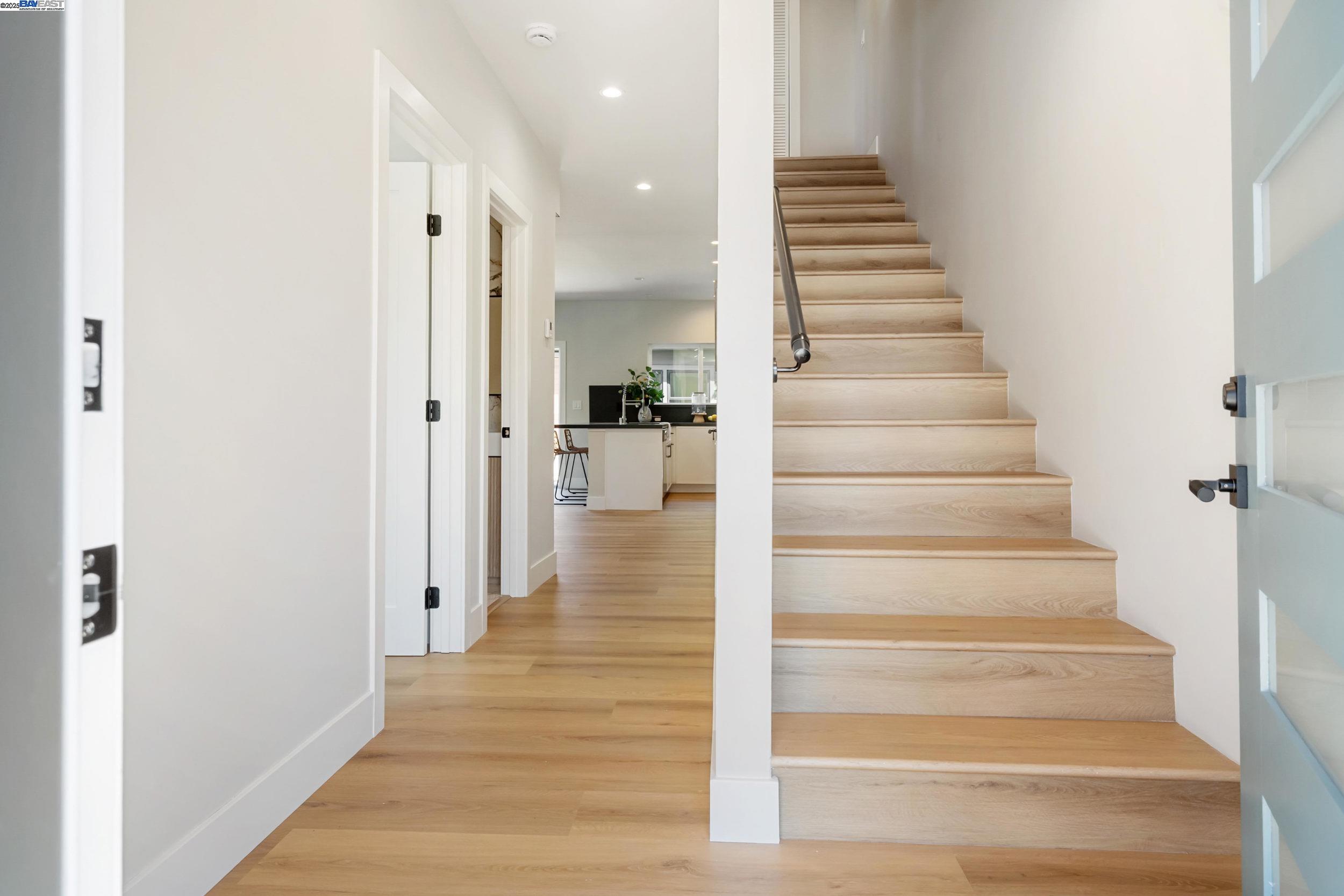 Detail Gallery Image 3 of 39 For 354 49th, Oakland,  CA 94609 - 3 Beds | 2 Baths