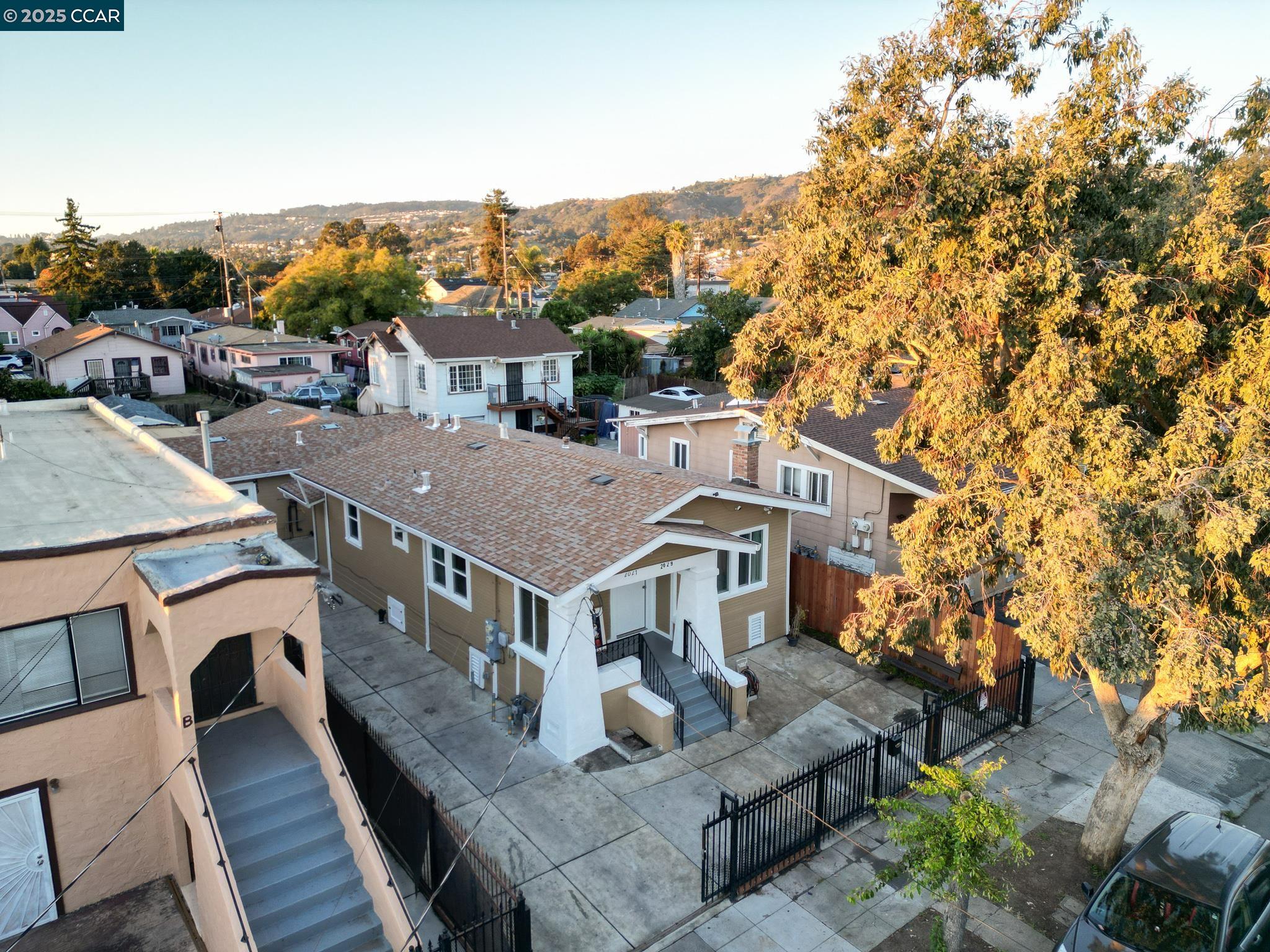 Detail Gallery Image 2 of 35 For 2027 83rd Ave, Oakland,  CA 94621 - 5 Beds | 4/1 Baths