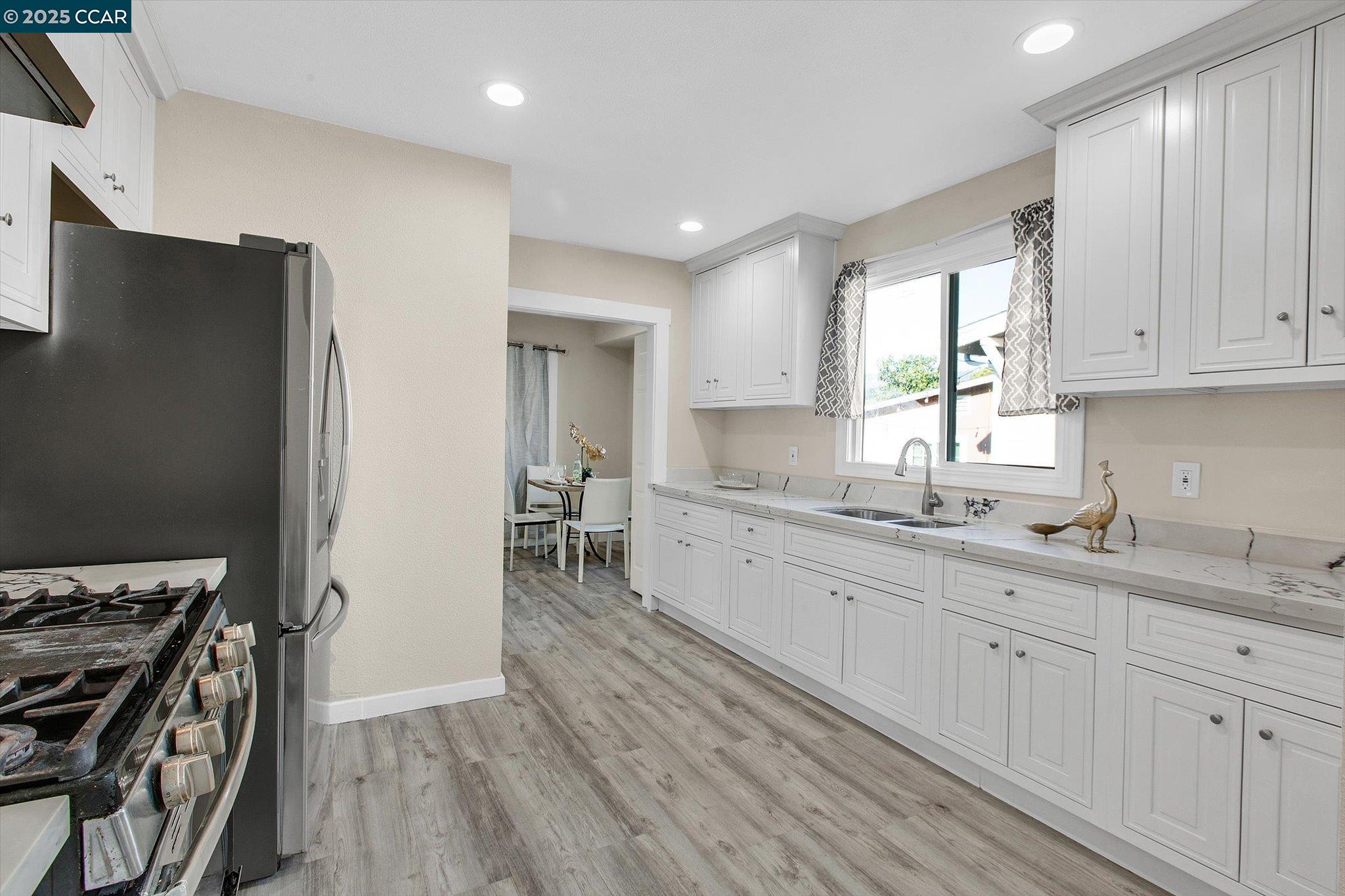 Detail Gallery Image 12 of 53 For 2027 83rd Ave, Oakland,  CA 94621 - 5 Beds | 4/1 Baths