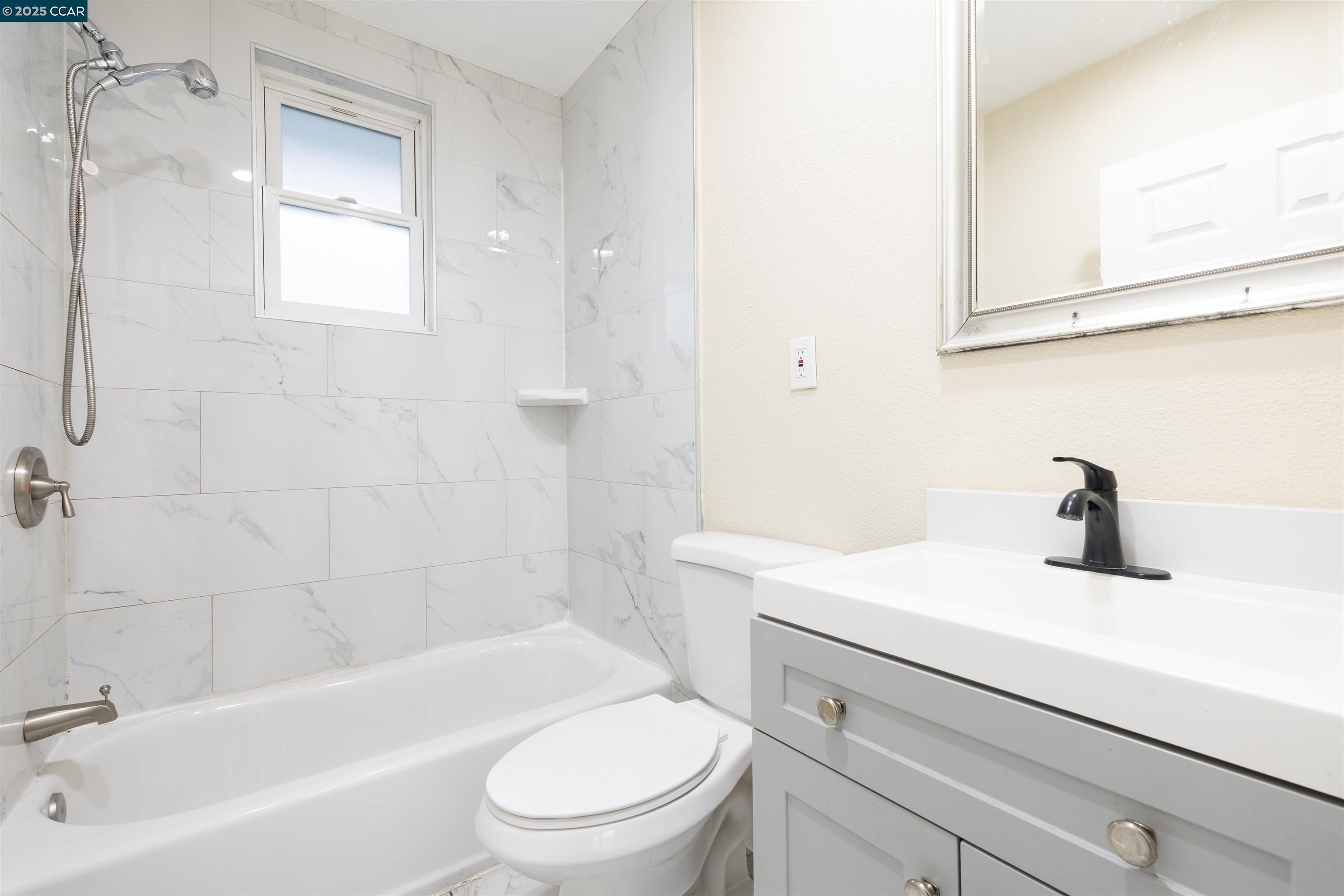 Detail Gallery Image 12 of 35 For 2027 83rd Ave, Oakland,  CA 94621 - 5 Beds | 4/1 Baths