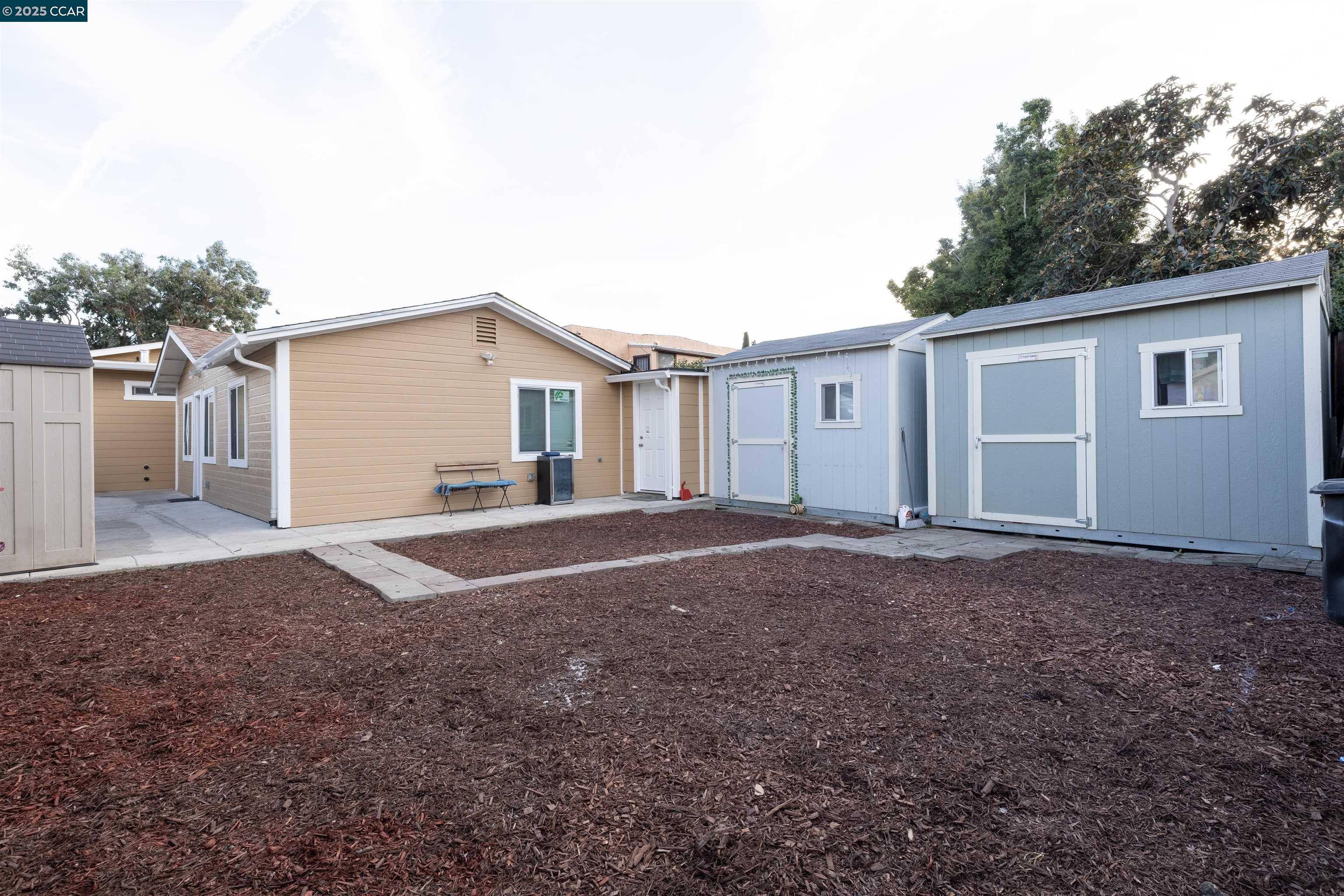 Detail Gallery Image 13 of 35 For 2027 83rd Ave, Oakland,  CA 94621 - 5 Beds | 4/1 Baths