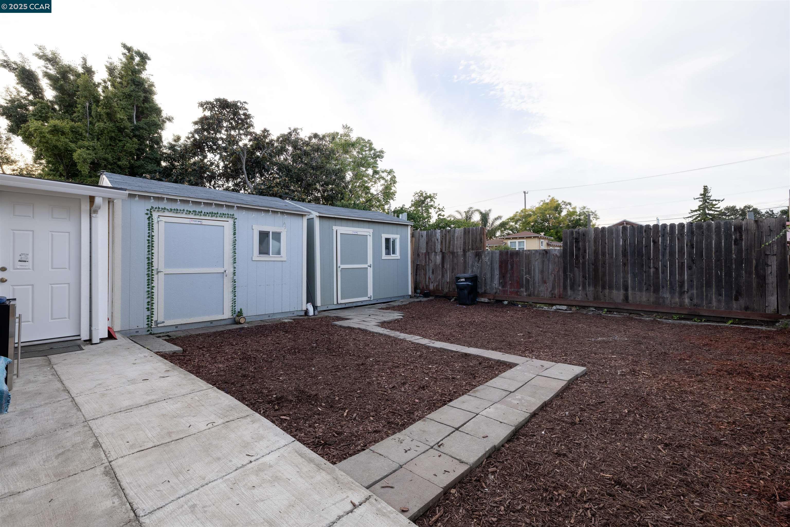 Detail Gallery Image 15 of 35 For 2027 83rd Ave, Oakland,  CA 94621 - 5 Beds | 4/1 Baths