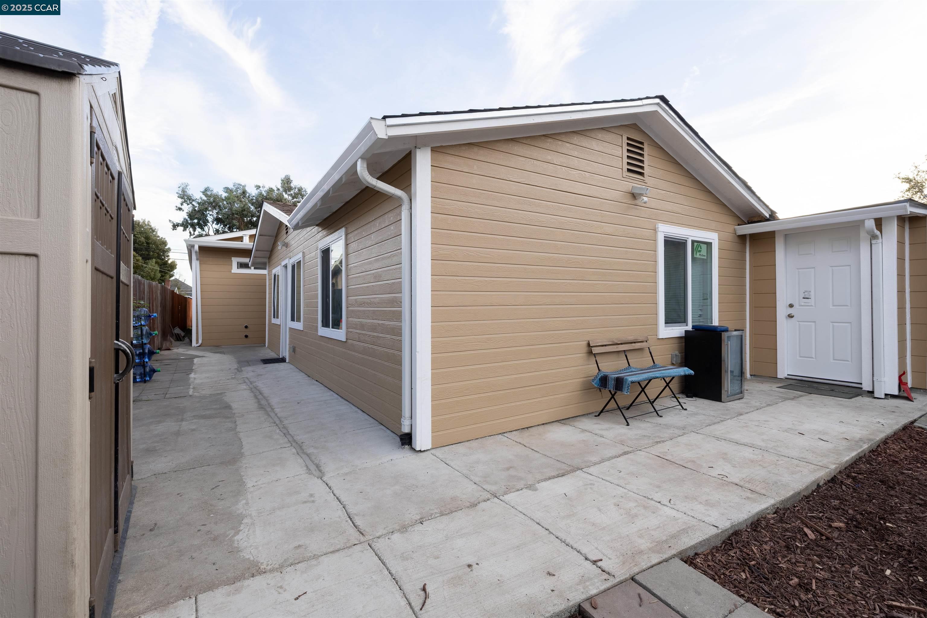 Detail Gallery Image 16 of 35 For 2027 83rd Ave, Oakland,  CA 94621 - 5 Beds | 4/1 Baths