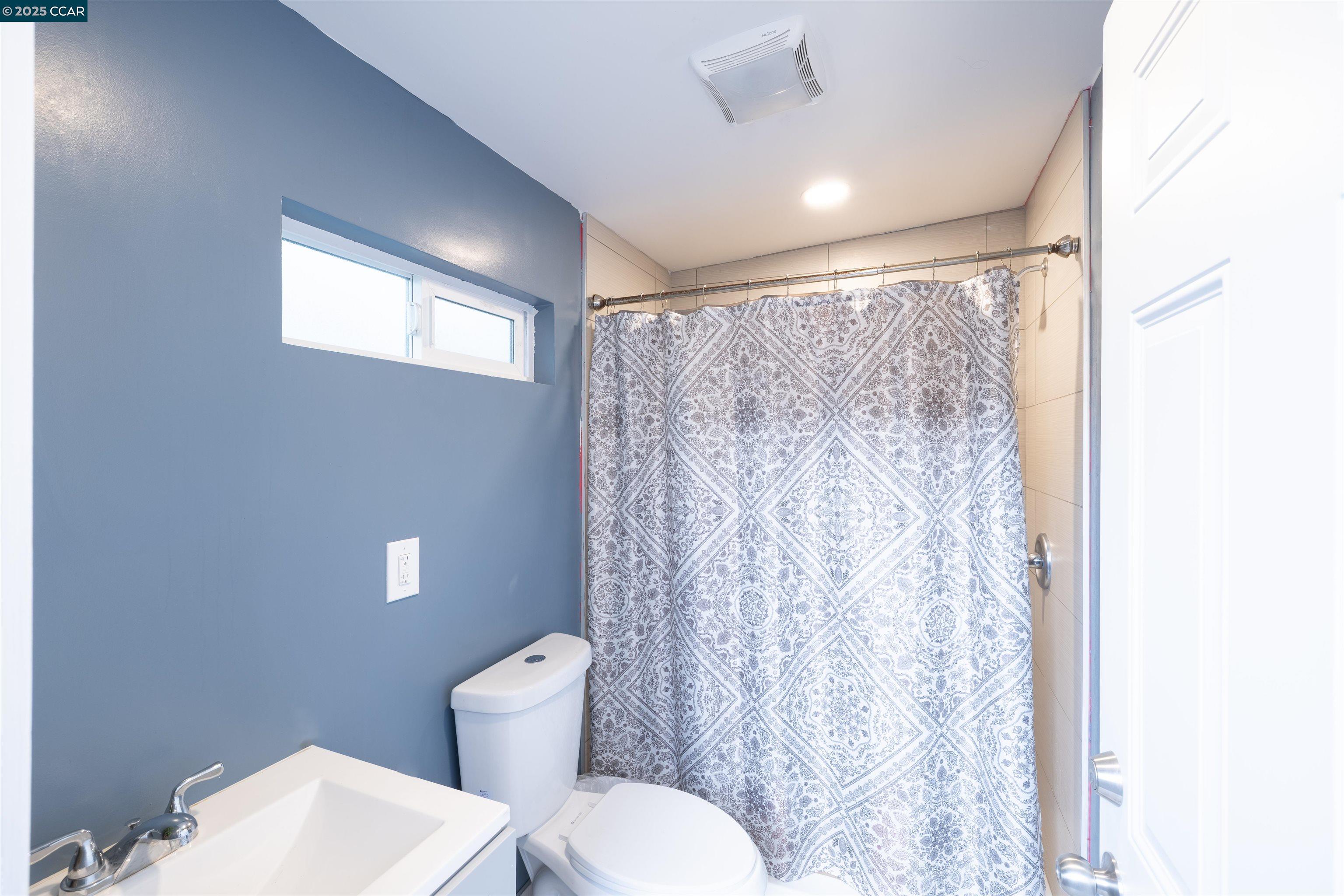 Detail Gallery Image 18 of 35 For 2027 83rd Ave, Oakland,  CA 94621 - 5 Beds | 4/1 Baths