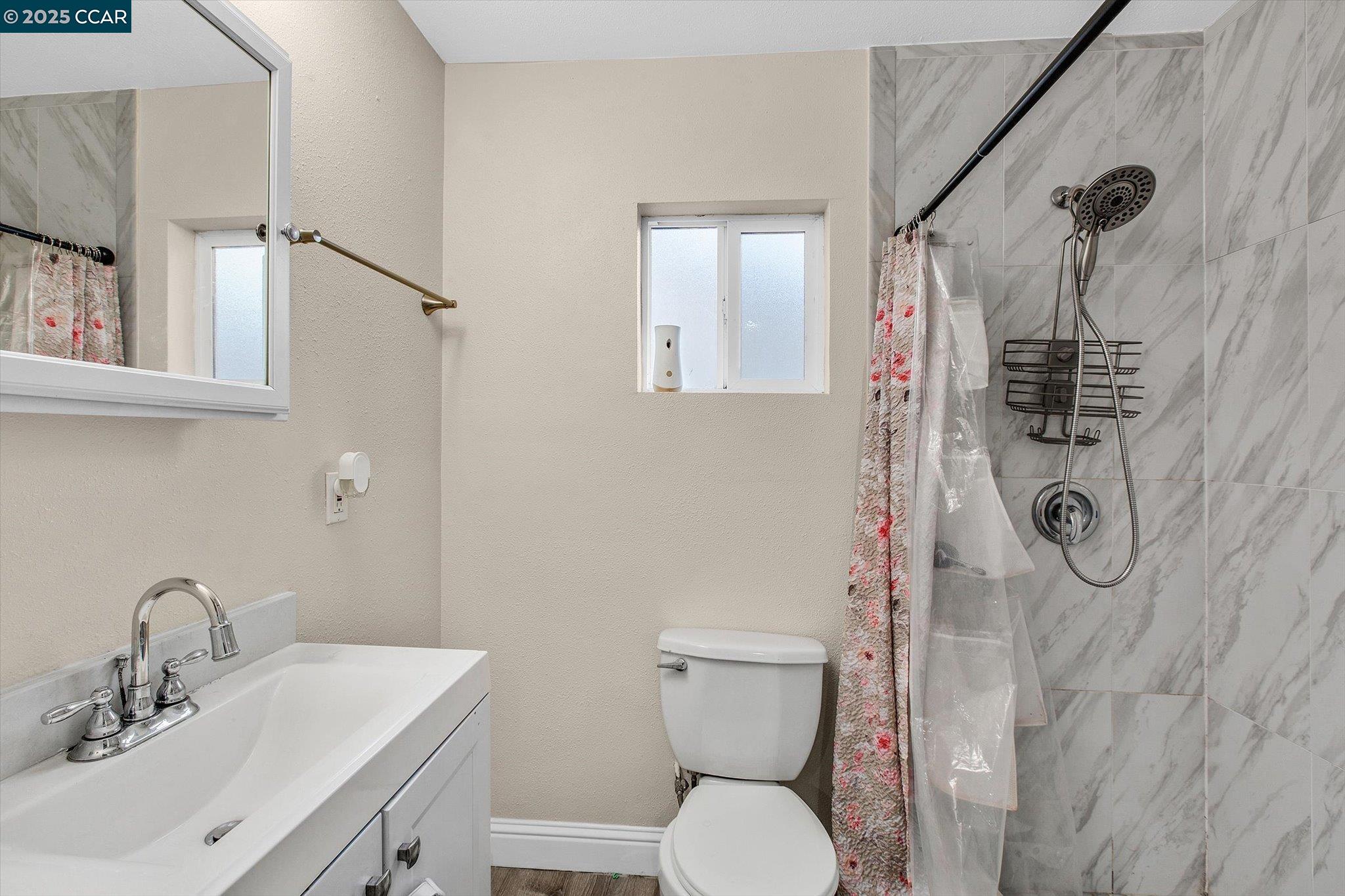 Detail Gallery Image 20 of 53 For 2027 83rd Ave, Oakland,  CA 94621 - 5 Beds | 4/1 Baths