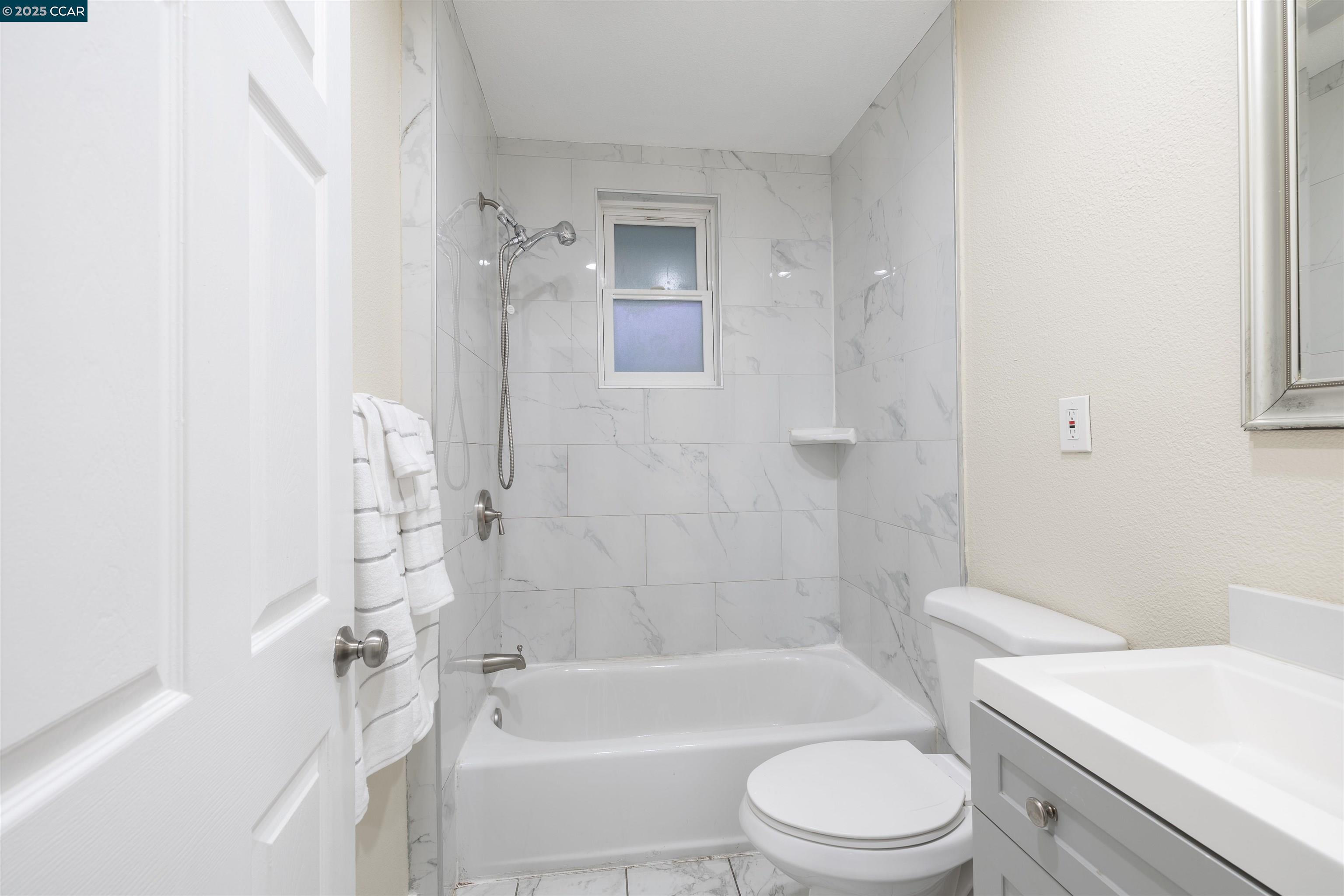 Detail Gallery Image 22 of 35 For 2027 83rd Ave, Oakland,  CA 94621 - 5 Beds | 4/1 Baths