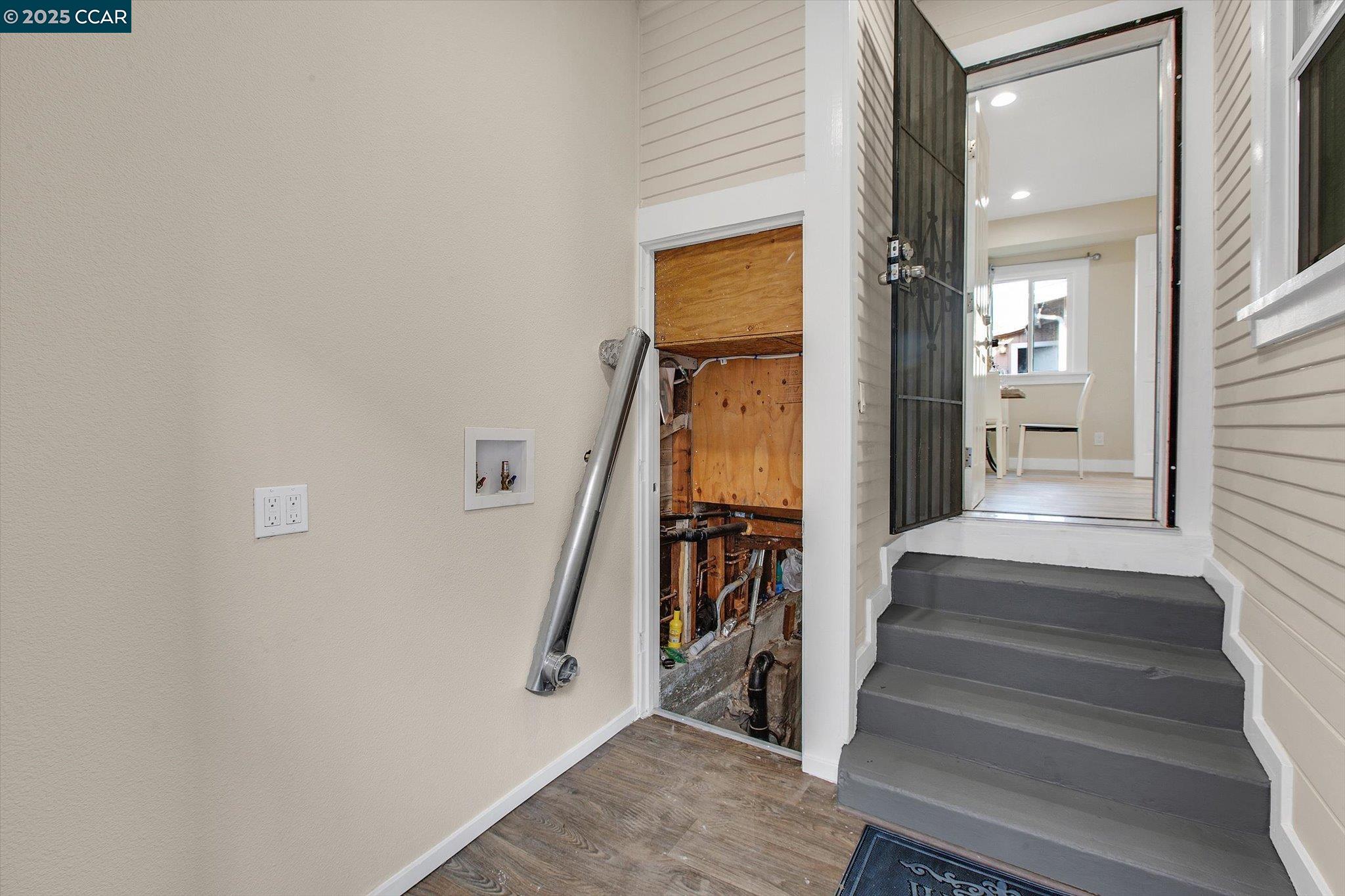 Detail Gallery Image 22 of 53 For 2027 83rd Ave, Oakland,  CA 94621 - 5 Beds | 4/1 Baths