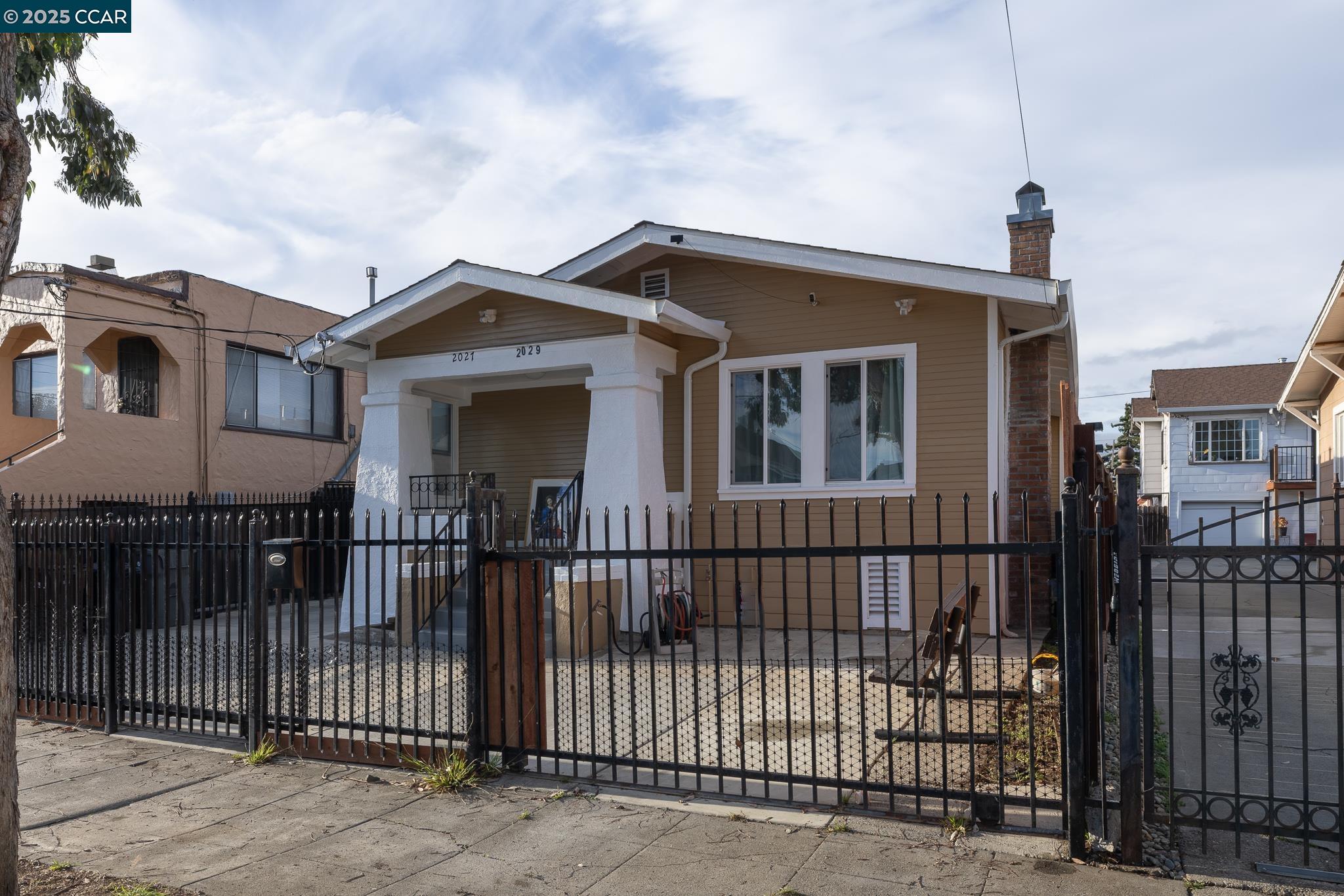 Detail Gallery Image 4 of 35 For 2027 83rd Ave, Oakland,  CA 94621 - 5 Beds | 4/1 Baths