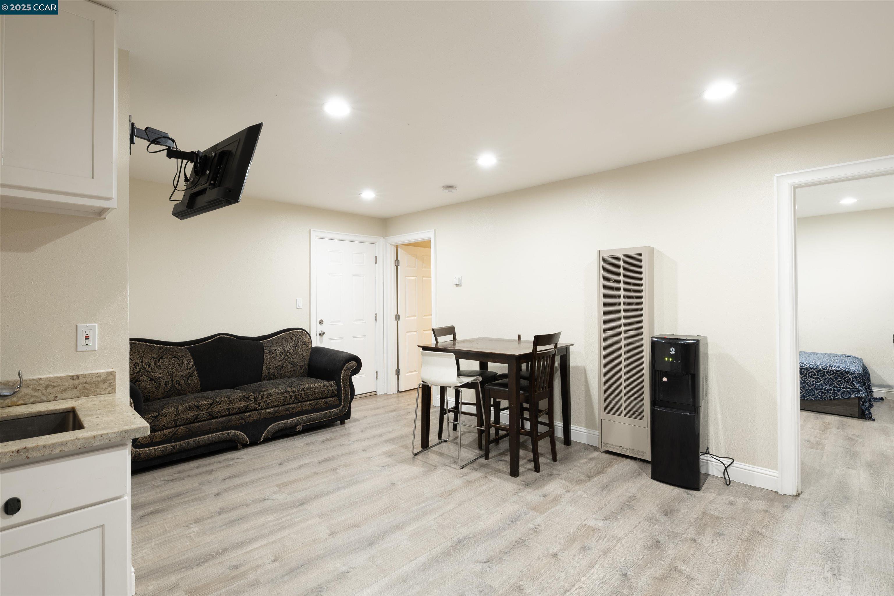 Detail Gallery Image 32 of 35 For 2027 83rd Ave, Oakland,  CA 94621 - 5 Beds | 4/1 Baths