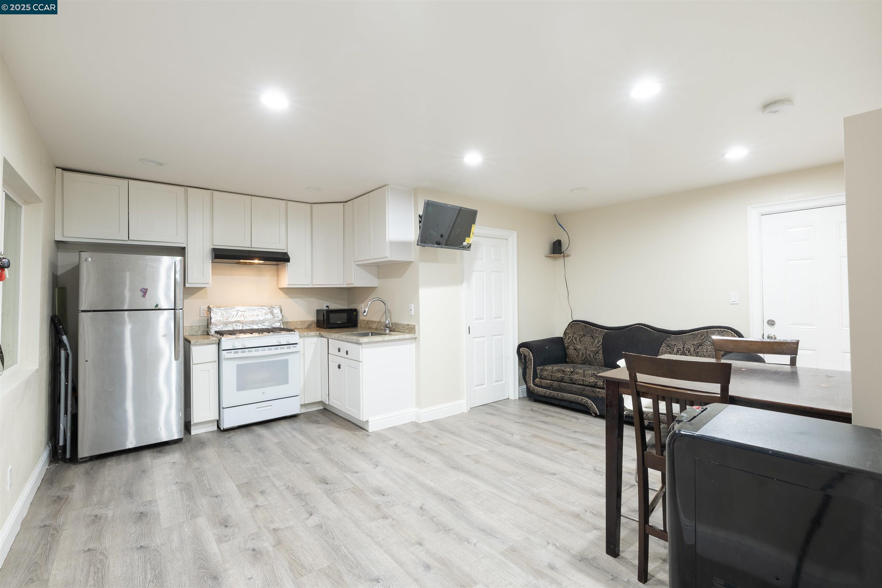 Detail Gallery Image 33 of 35 For 2027 83rd Ave, Oakland,  CA 94621 - 5 Beds | 4/1 Baths