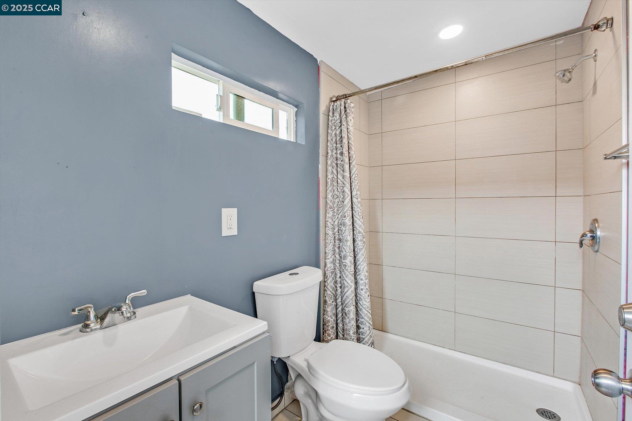 Detail Gallery Image 34 of 53 For 2027 83rd Ave, Oakland,  CA 94621 - 5 Beds | 4/1 Baths