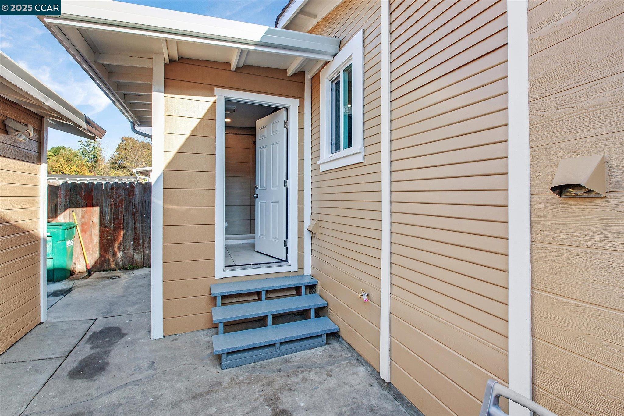 Detail Gallery Image 5 of 53 For 2027 83rd Ave, Oakland,  CA 94621 - 5 Beds | 4/1 Baths