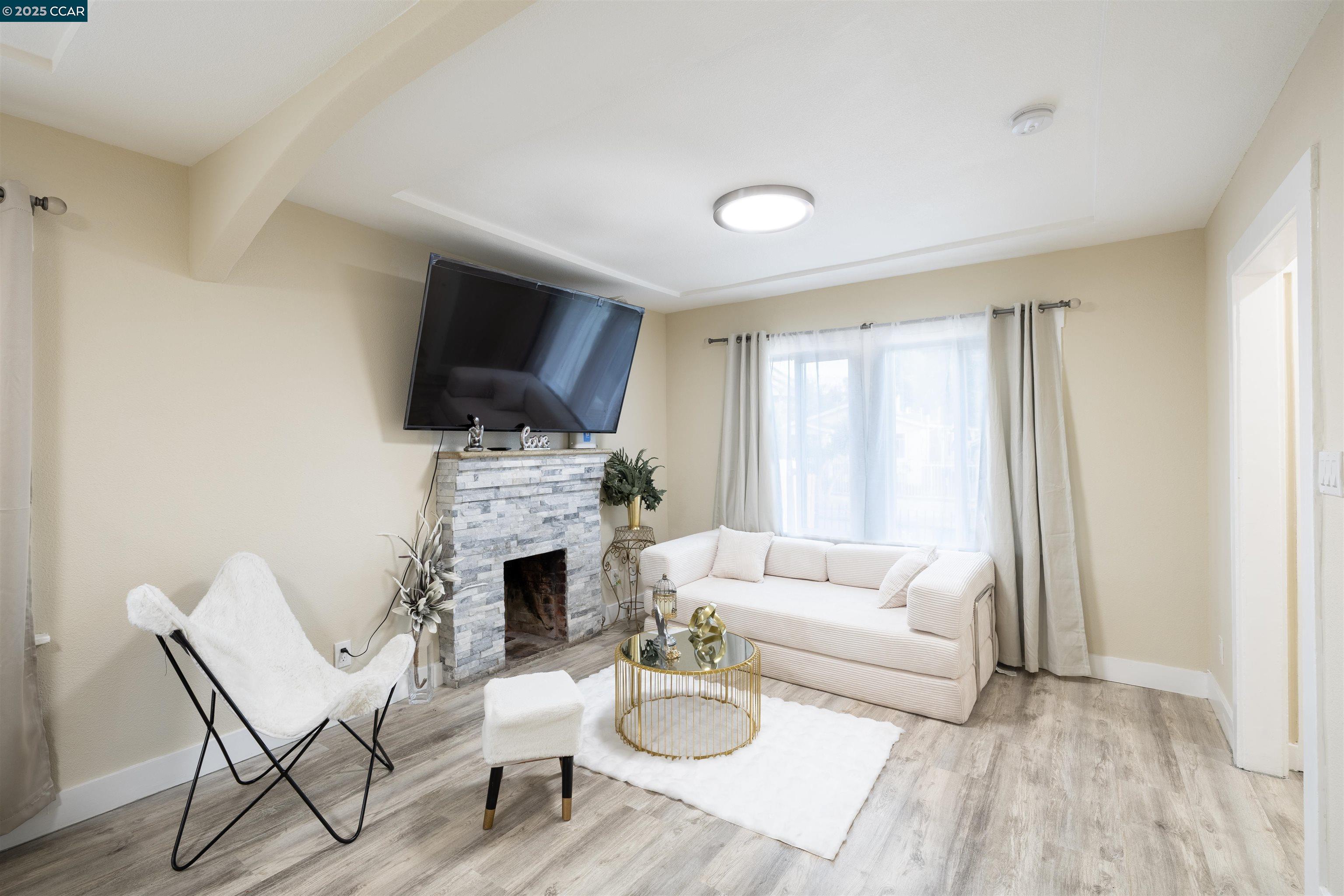 Detail Gallery Image 5 of 35 For 2027 83rd Ave, Oakland,  CA 94621 - 5 Beds | 4/1 Baths