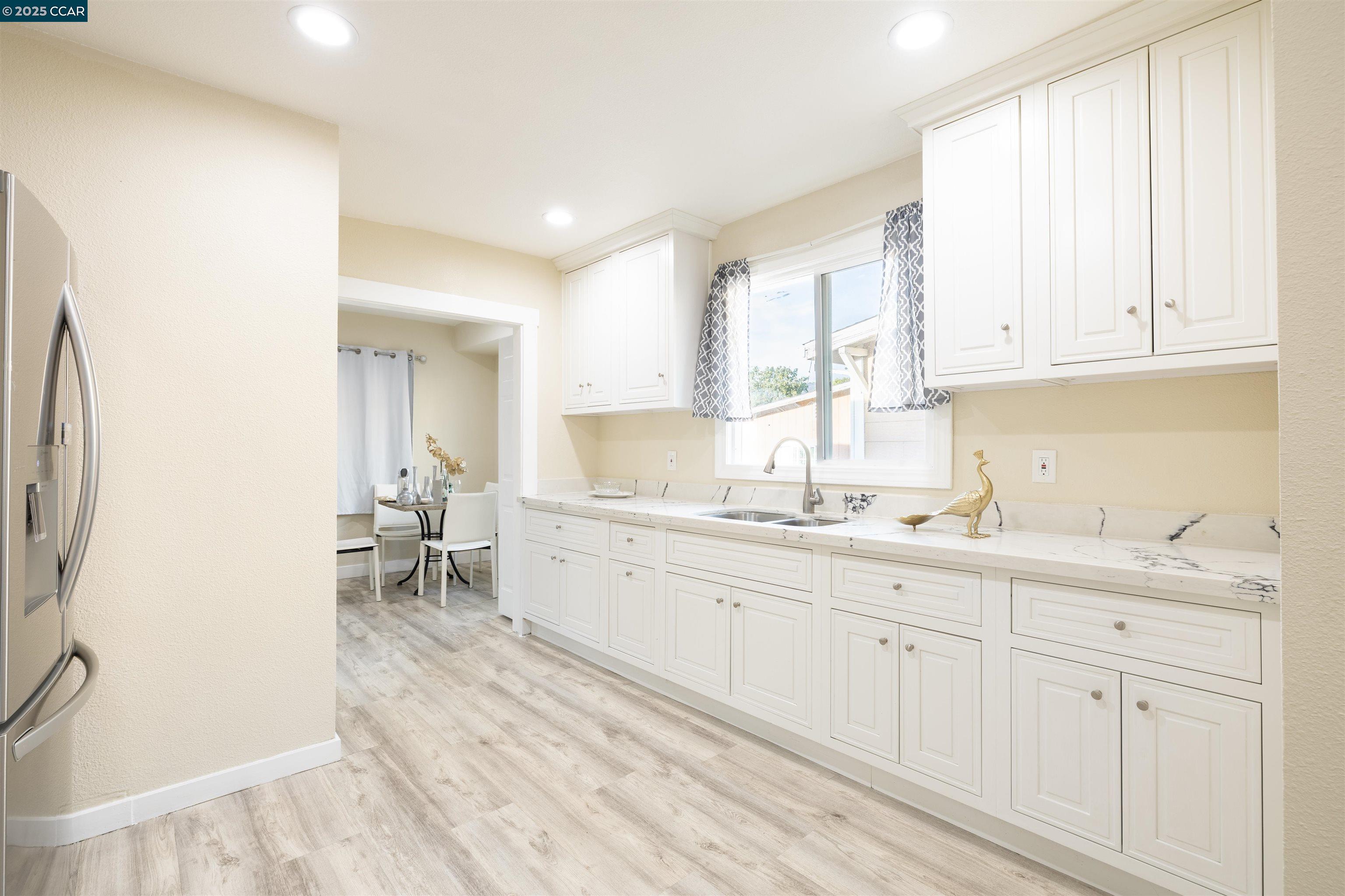 Detail Gallery Image 7 of 35 For 2027 83rd Ave, Oakland,  CA 94621 - 5 Beds | 4/1 Baths