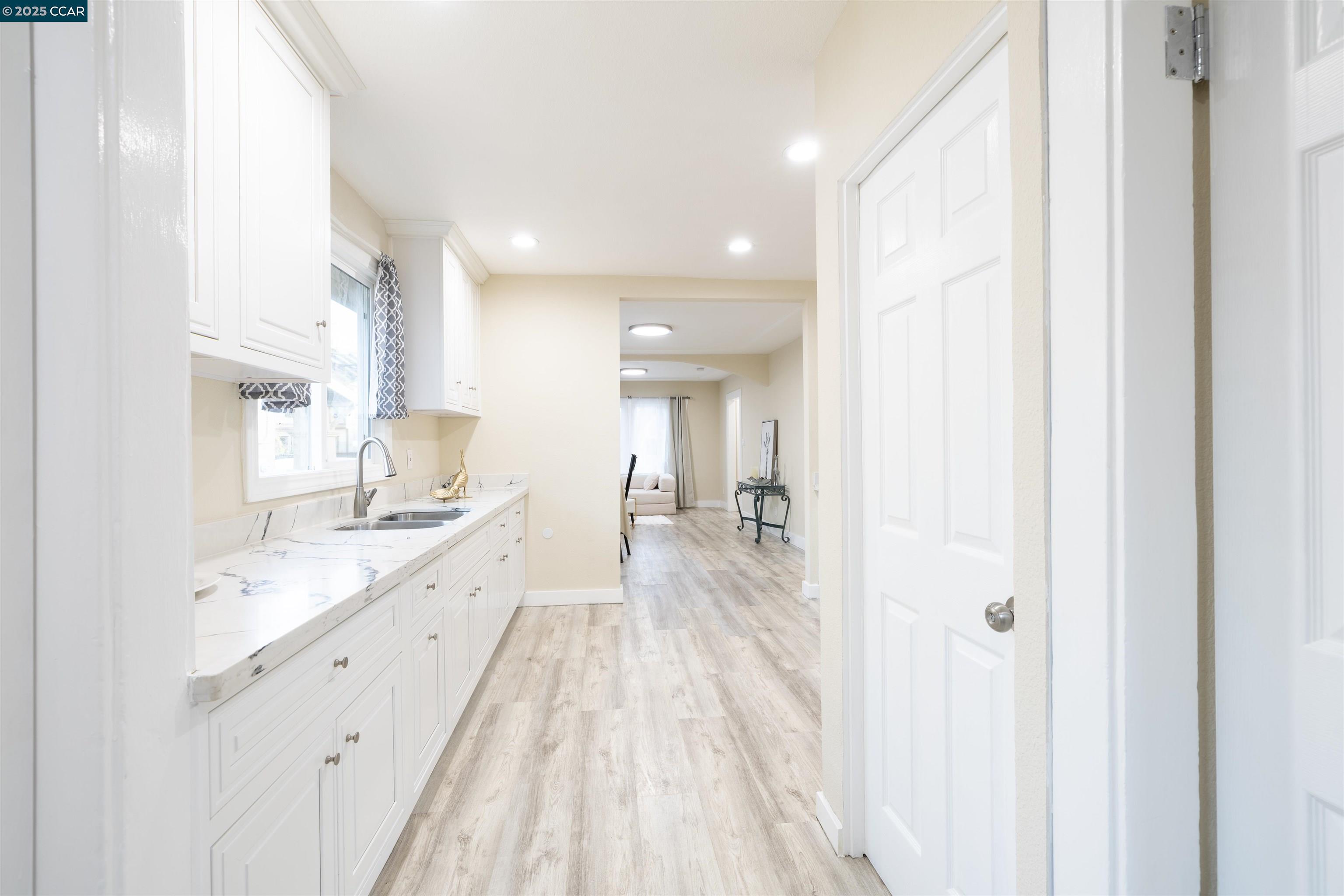 Detail Gallery Image 10 of 35 For 2027 83rd Ave, Oakland,  CA 94621 - 5 Beds | 4/1 Baths