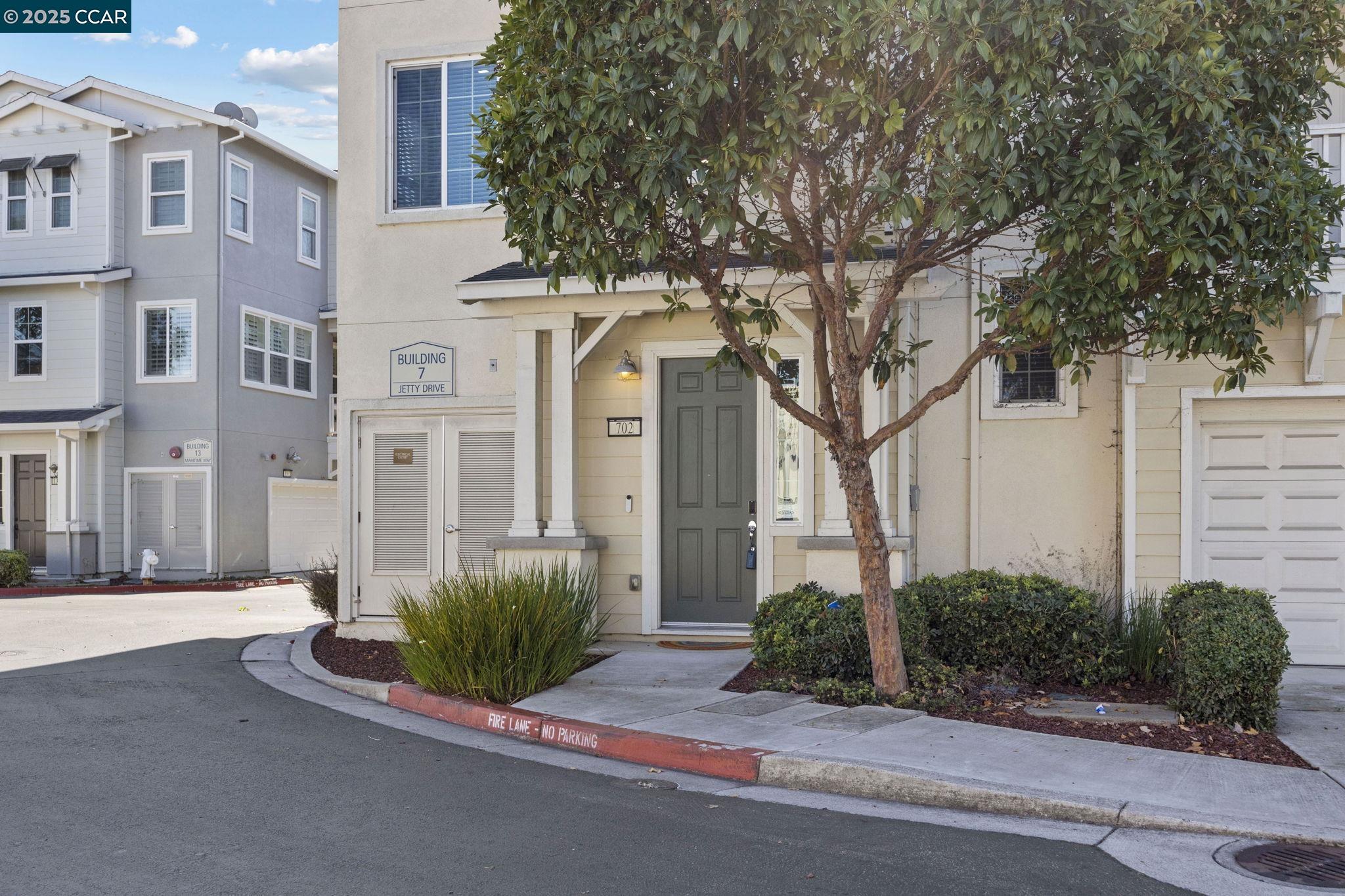 Detail Gallery Image 3 of 31 For 702 Jetty Dr, Richmond,  CA 94804 - 2 Beds | 2/1 Baths