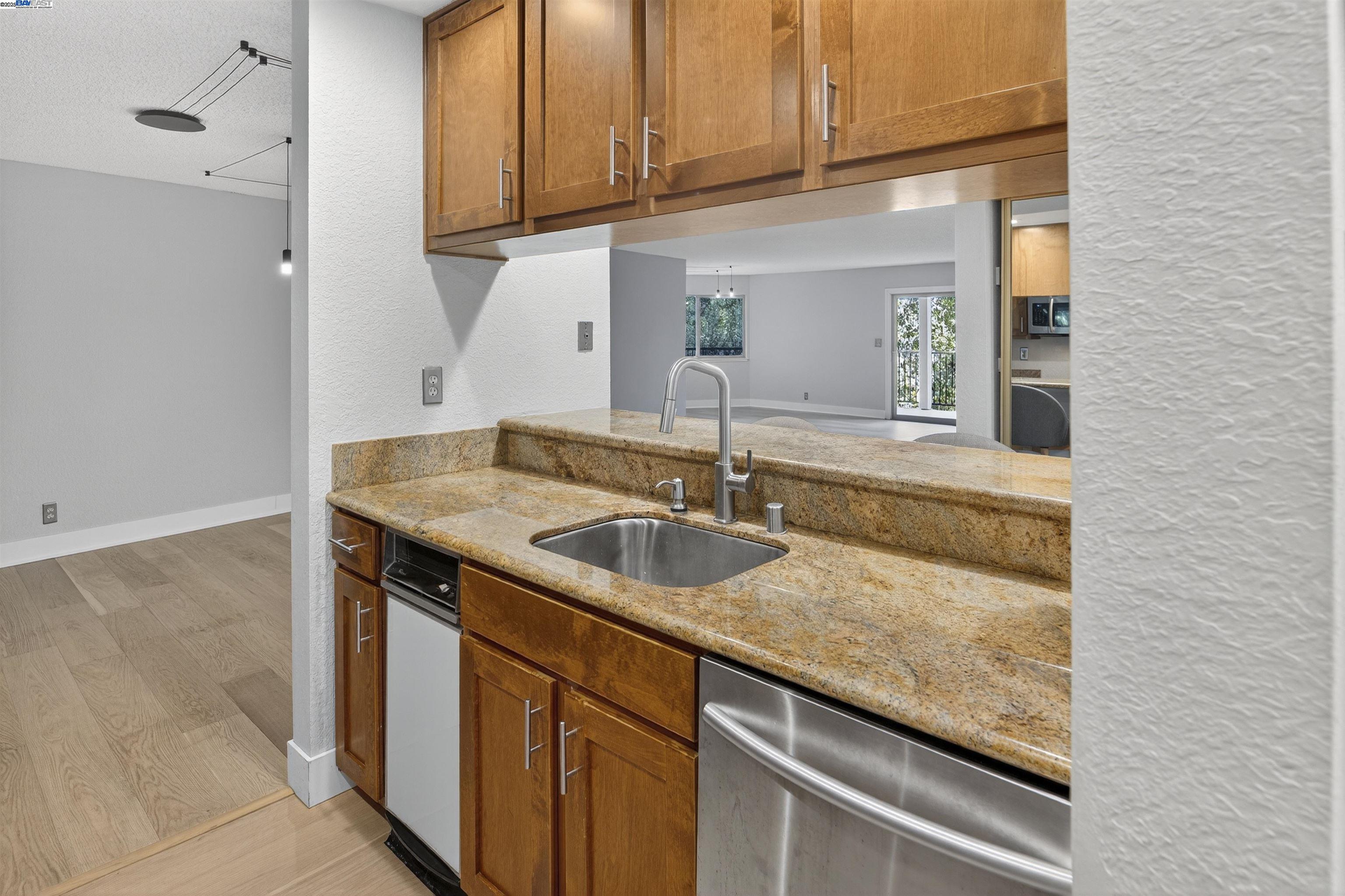Detail Gallery Image 9 of 38 For 400 Davis St #107,  San Leandro,  CA 94577 - 2 Beds | 2 Baths