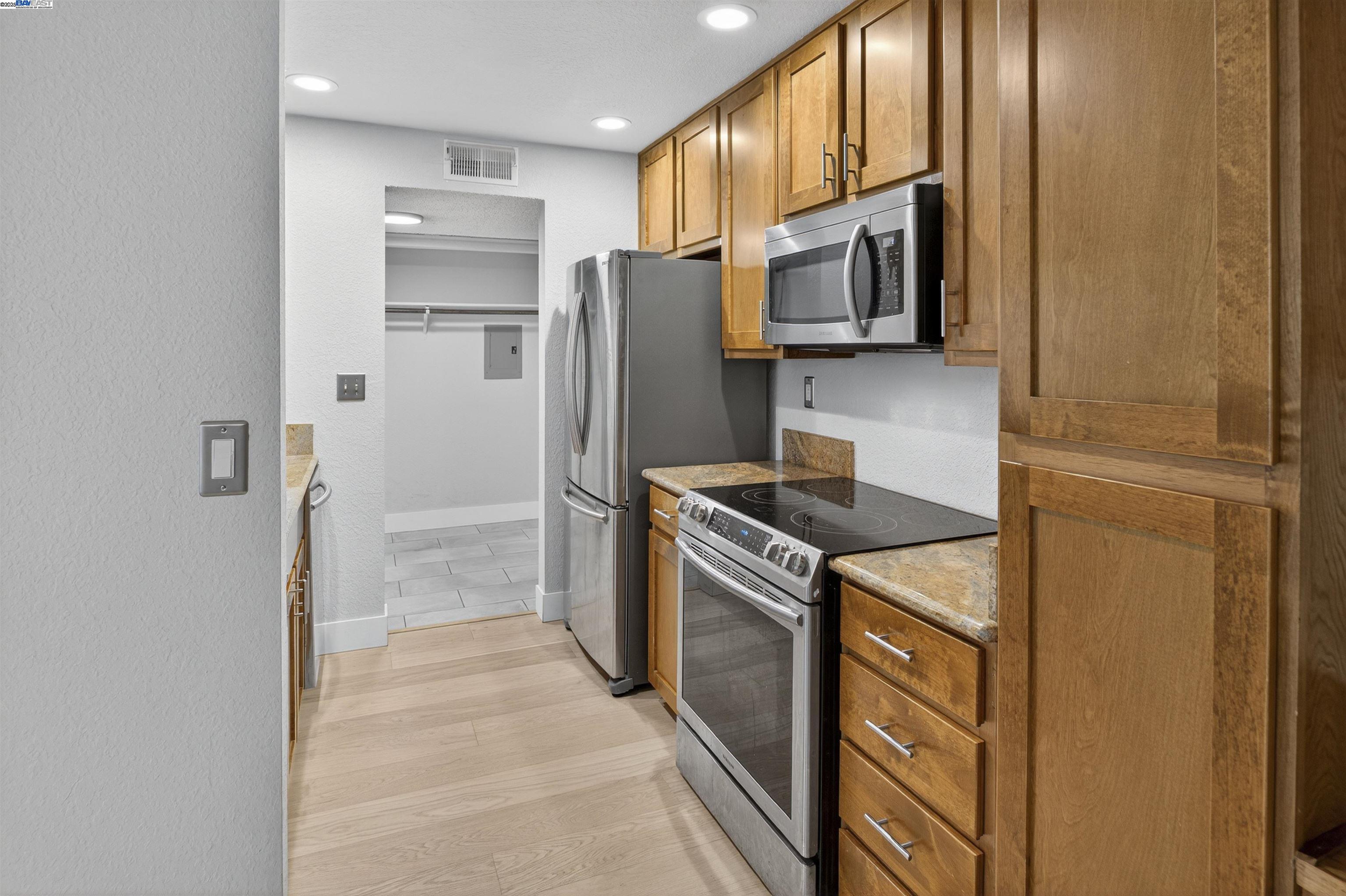 Detail Gallery Image 10 of 38 For 400 Davis St #107,  San Leandro,  CA 94577 - 2 Beds | 2 Baths