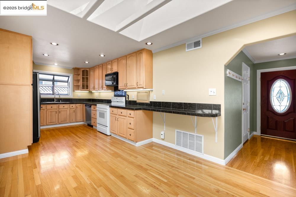 Detail Gallery Image 6 of 35 For 2075 Lakewood Dr, San Jose,  CA 95132-1024 - 3 Beds | 2 Baths