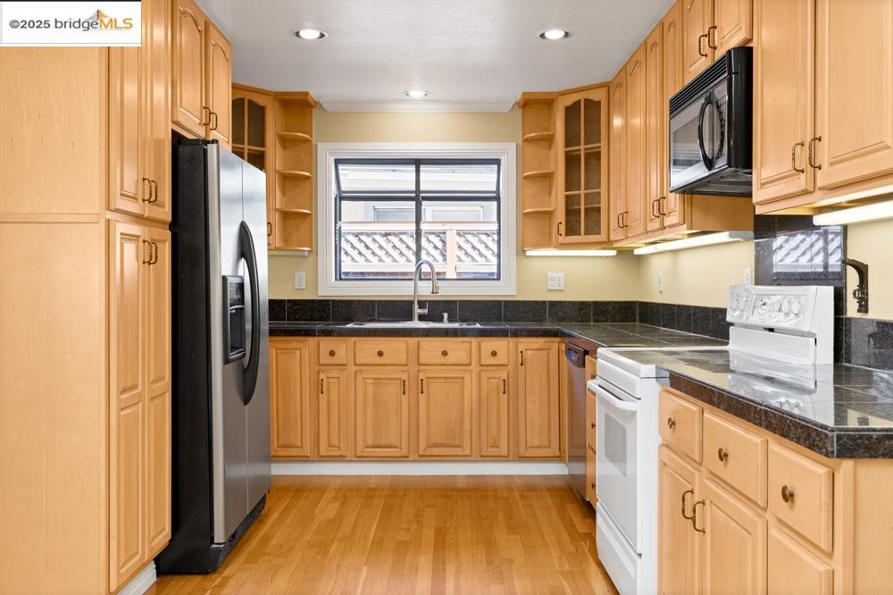 Detail Gallery Image 9 of 35 For 2075 Lakewood Dr, San Jose,  CA 95132-1024 - 3 Beds | 2 Baths