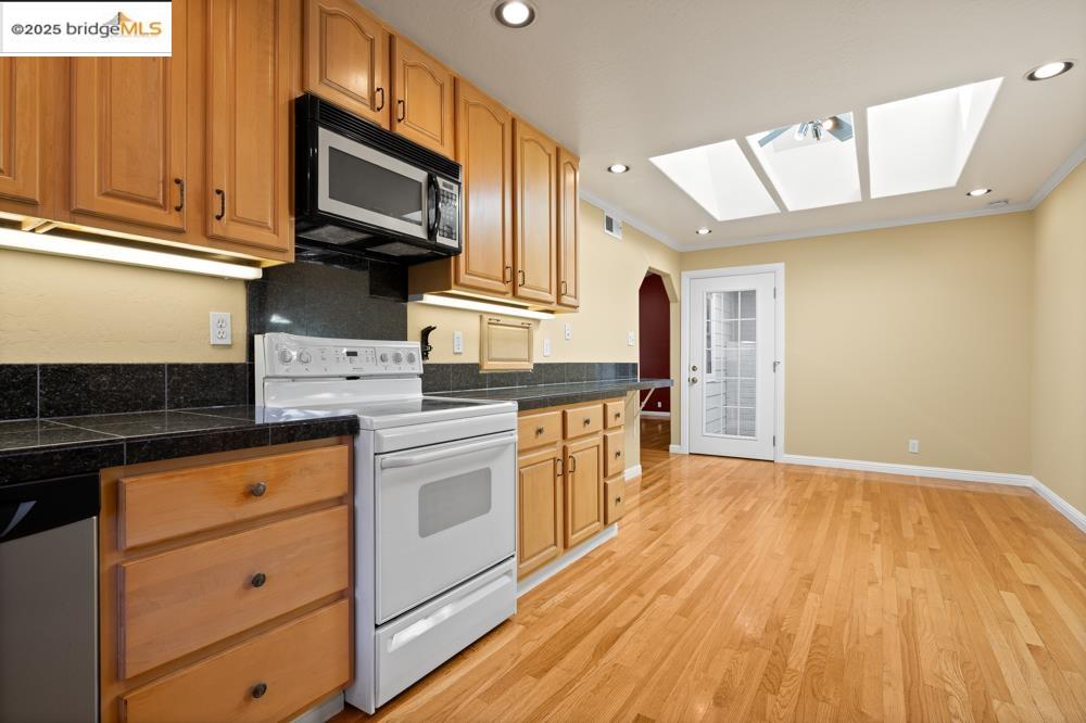 Detail Gallery Image 10 of 35 For 2075 Lakewood Dr, San Jose,  CA 95132-1024 - 3 Beds | 2 Baths