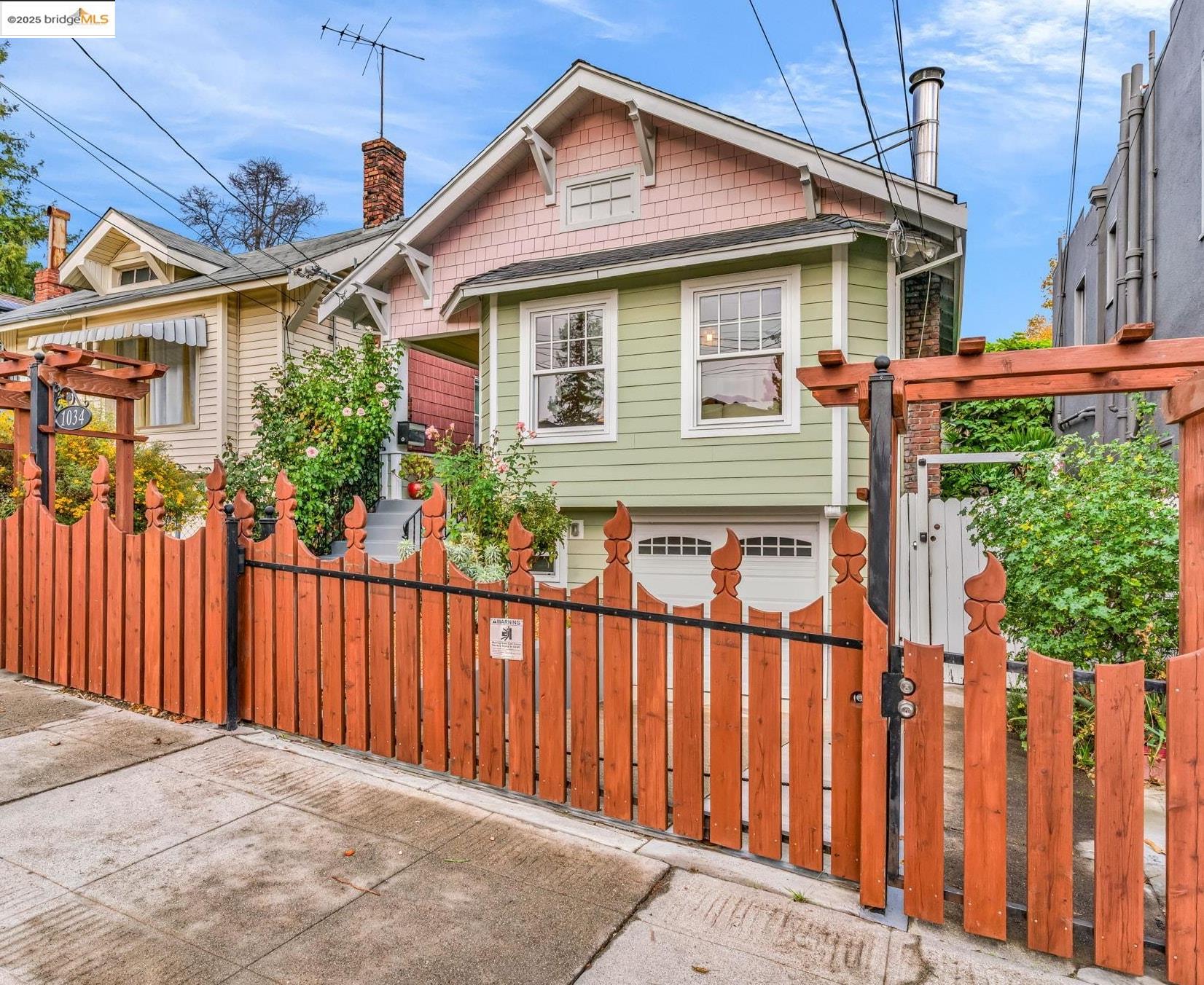 Detail Gallery Image 2 of 47 For 1034 E 21st St, Oakland,  CA 94606 - 2 Beds | 2 Baths