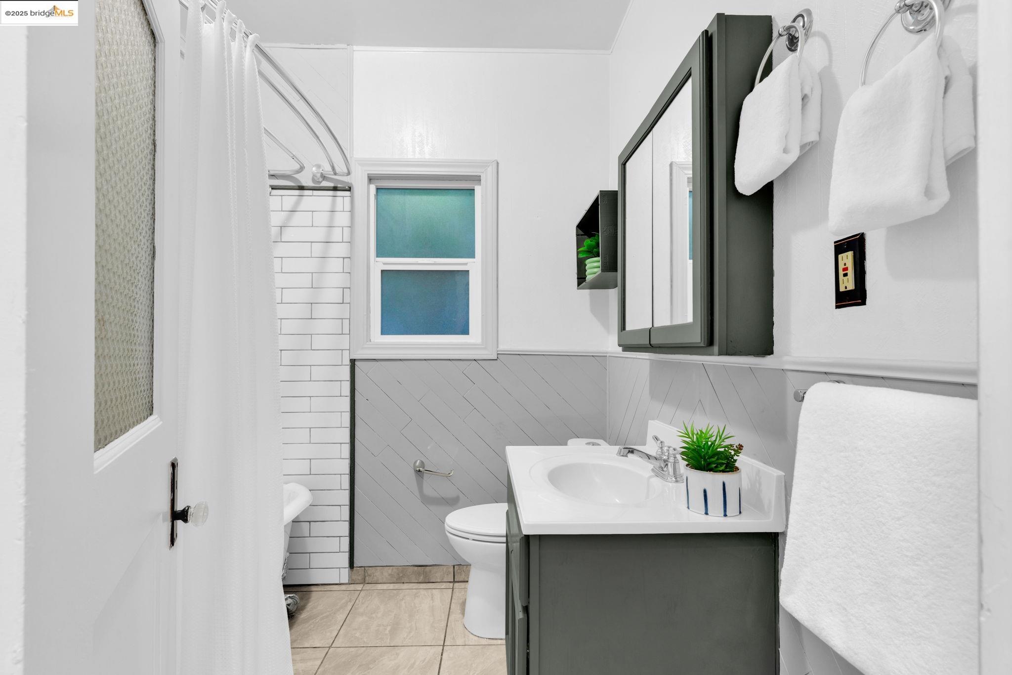 Detail Gallery Image 19 of 47 For 1034 E 21st St, Oakland,  CA 94606 - 2 Beds | 2 Baths