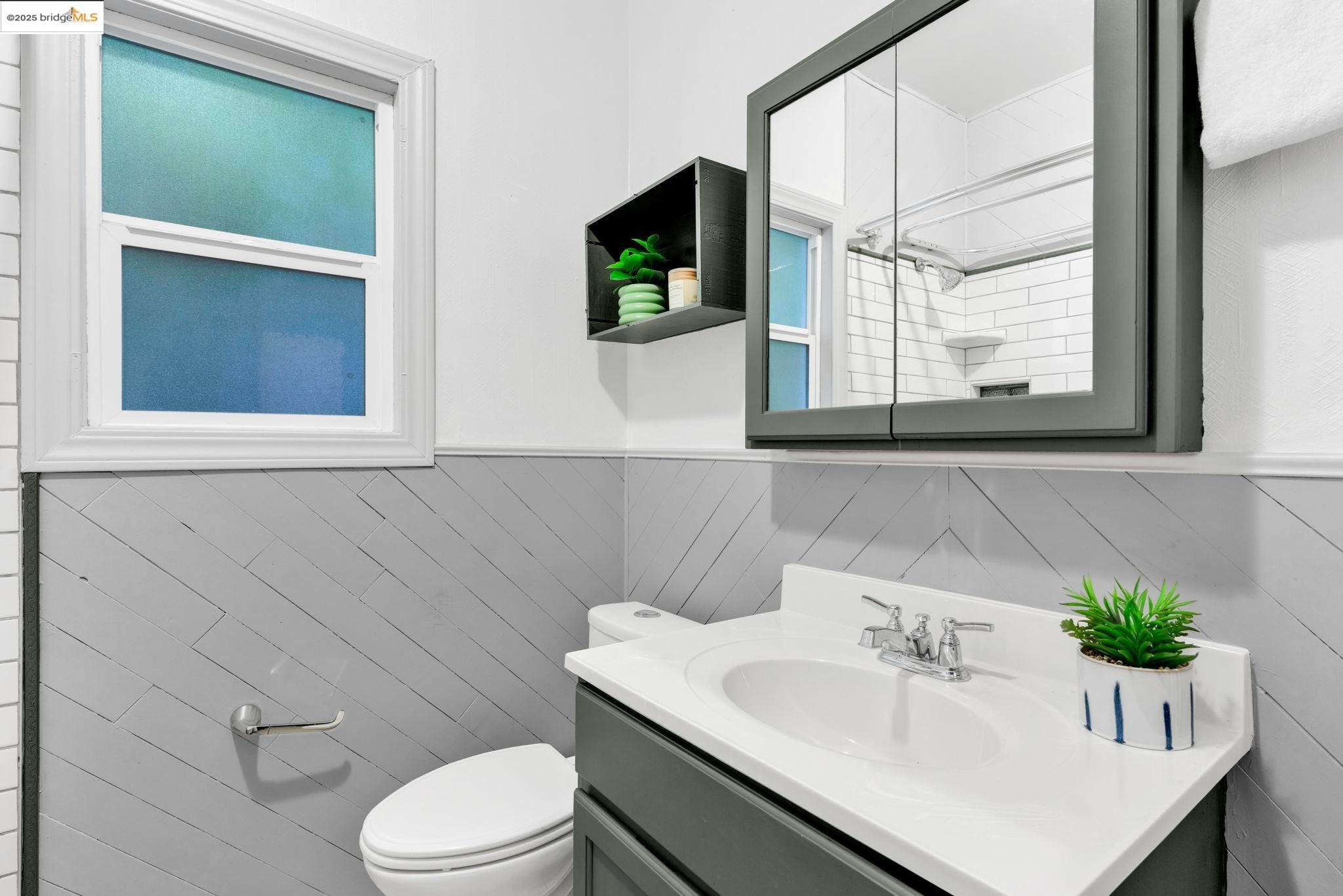 Detail Gallery Image 20 of 47 For 1034 E 21st St, Oakland,  CA 94606 - 2 Beds | 2 Baths